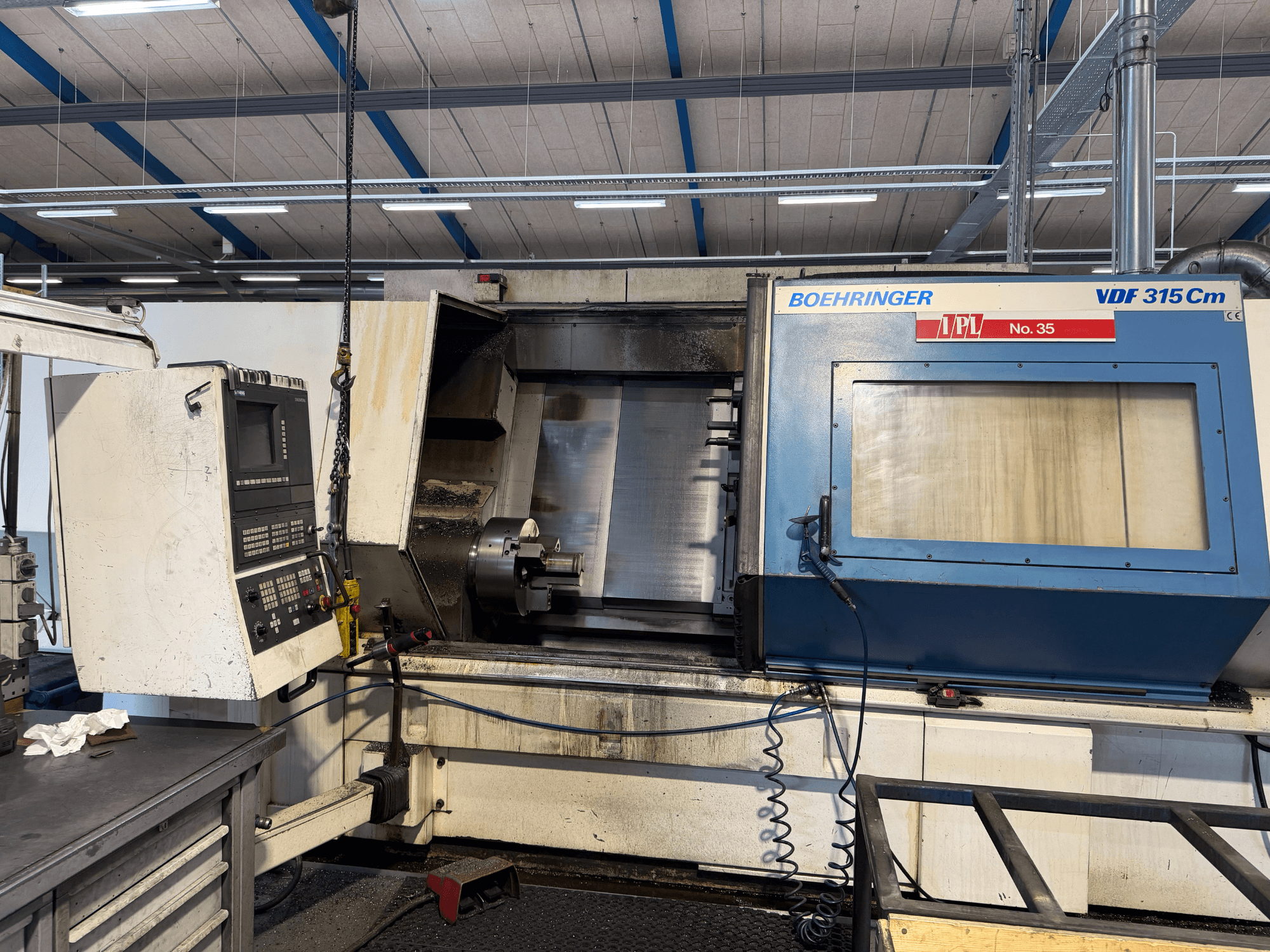 Вид спереди горизонтального токарного станка BOEHRINGER VDF 315 CM с панелью управления и открытой зоной обработки.