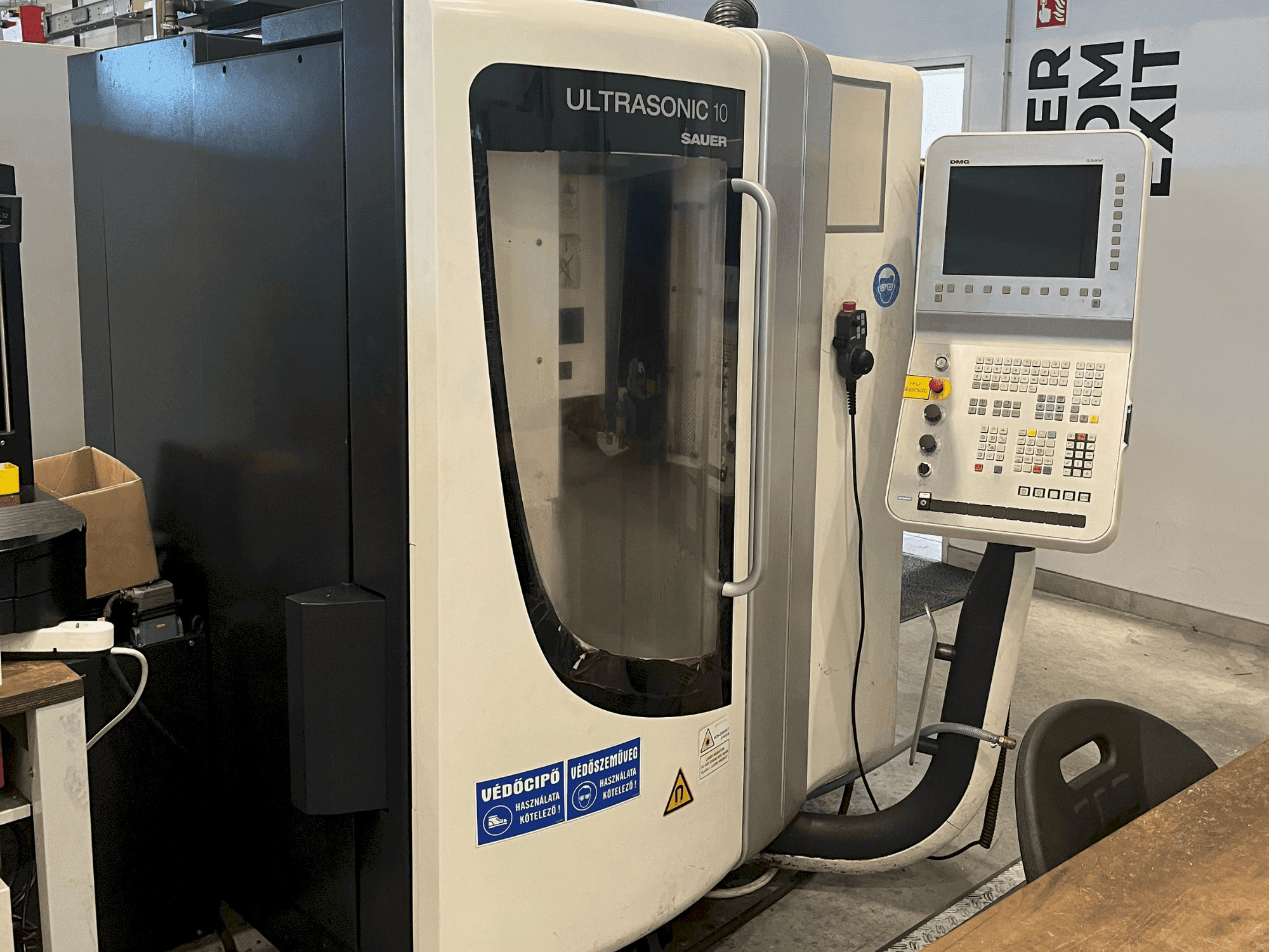 Вид станка DMG ULTRASONIC 10 спереди