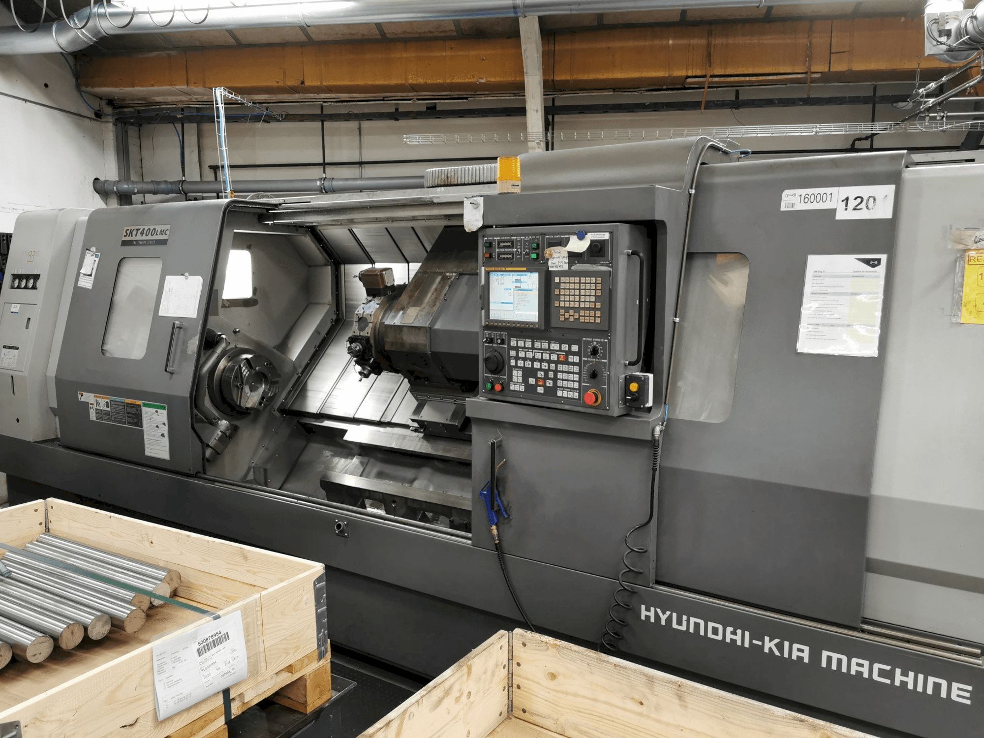 Вид станка Hyundai Kia SKT400LMC спереди