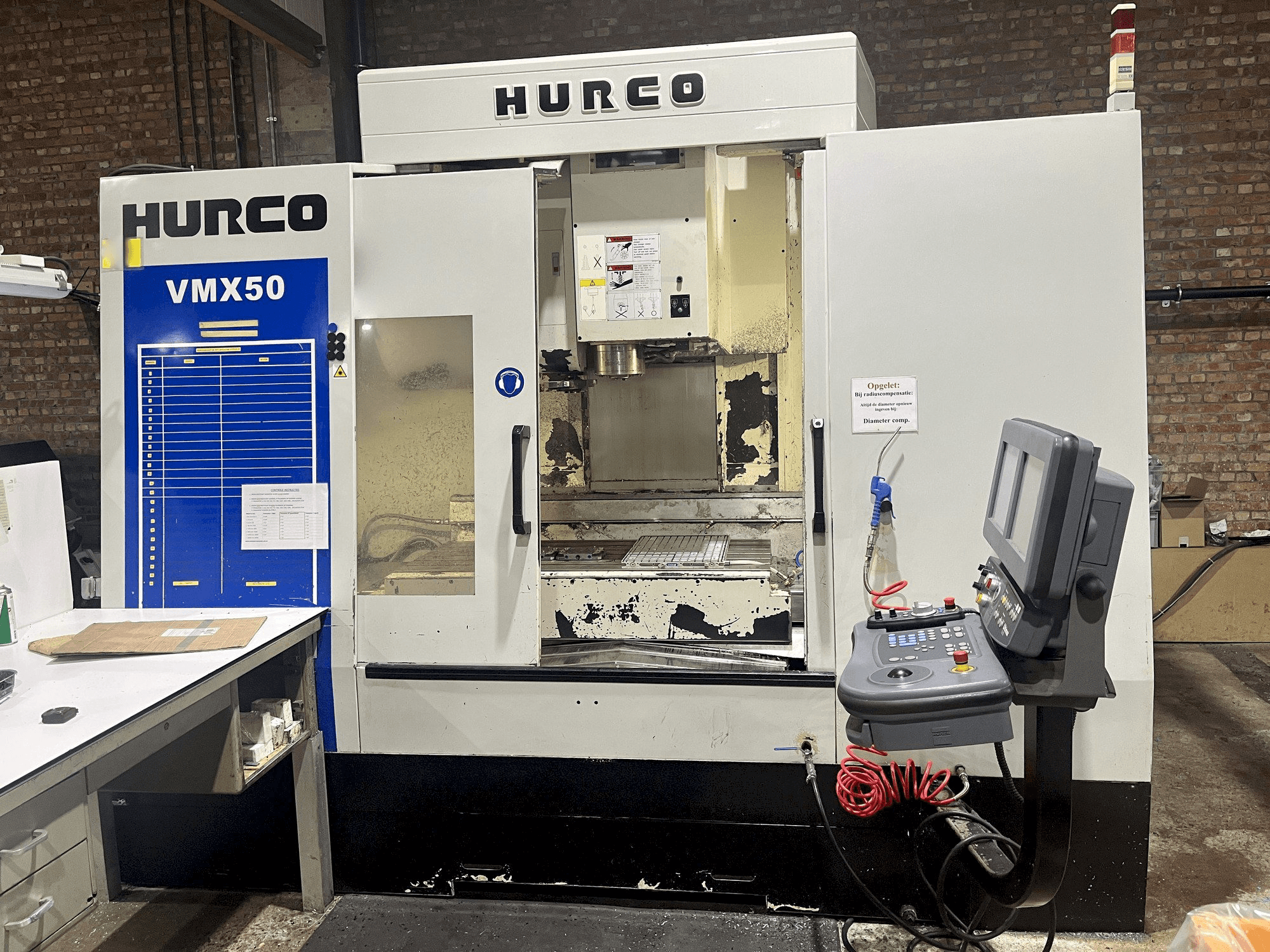 Вид станка Hurco VMX50 спереди