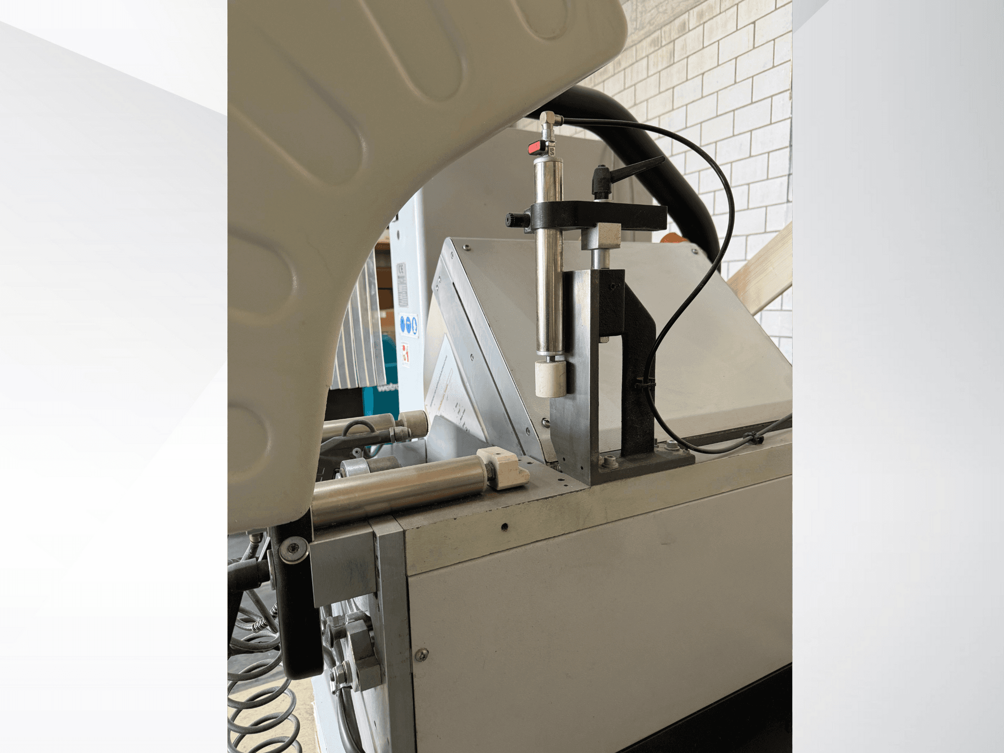 Крупный план прецизионной дозирующей машины с вертикальным шприцем, видимым логотипом бренда и панелью управления на переднем плане.