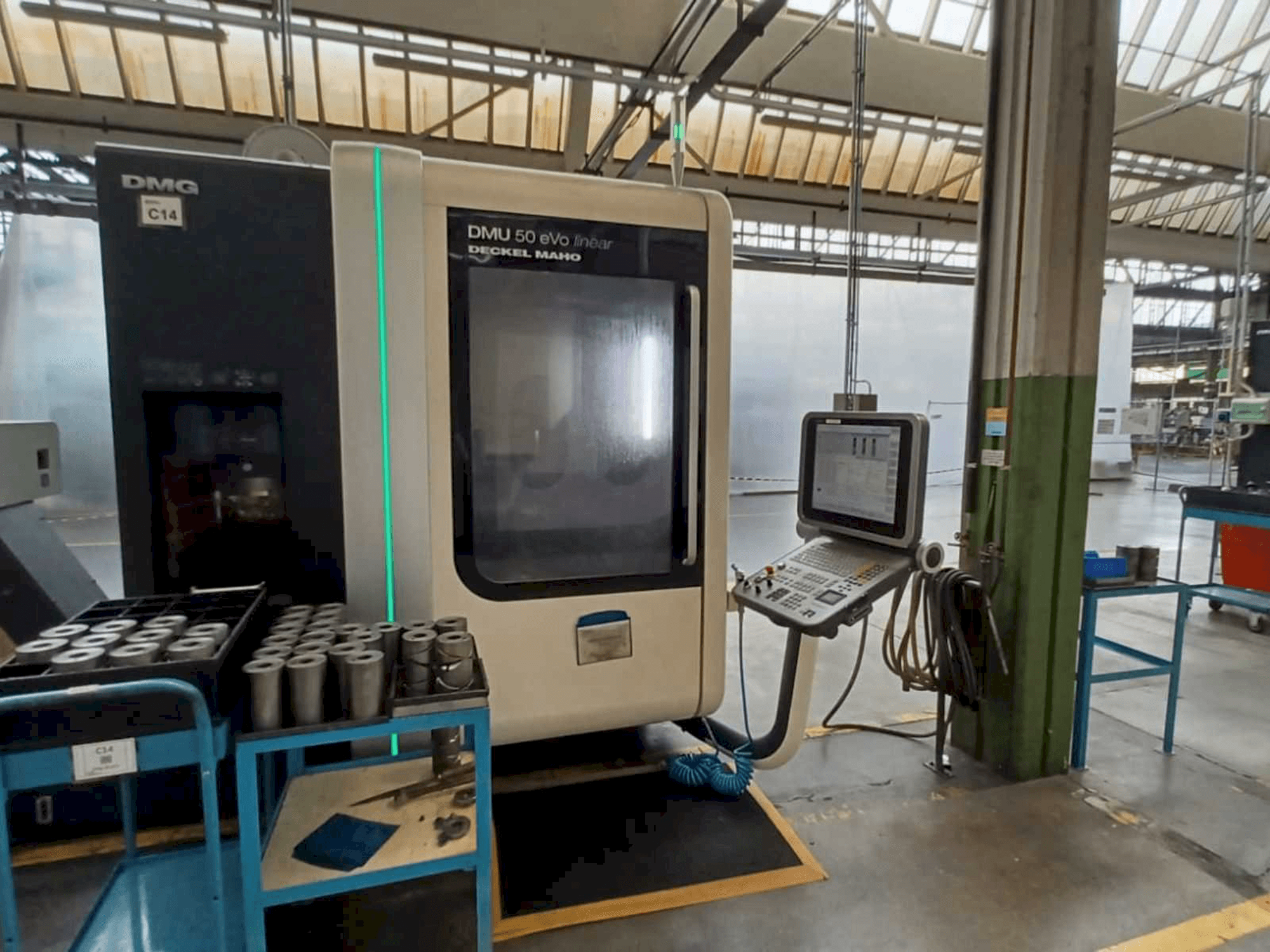 Вид станка DMG DMU 50 evo linear спереди