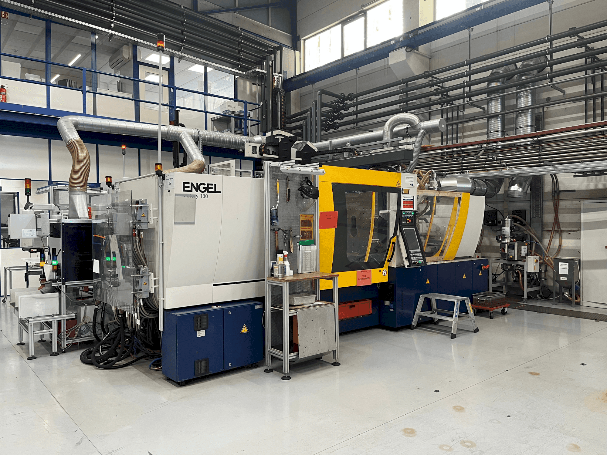 Вид станка Engel Victory 200H/60W/180 combi + Viper 40 спереди