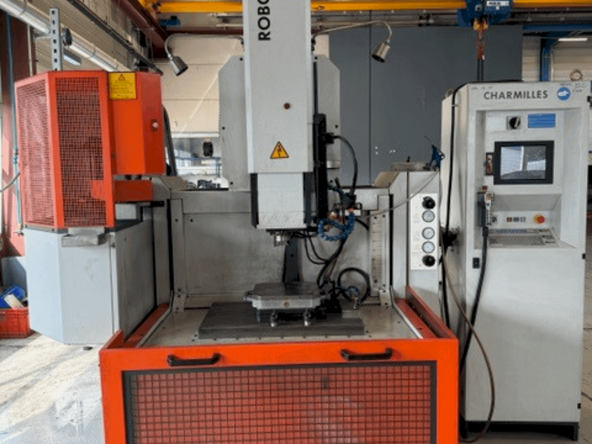 Вид станка CHARMILLES ROBOFORM 55P спереди