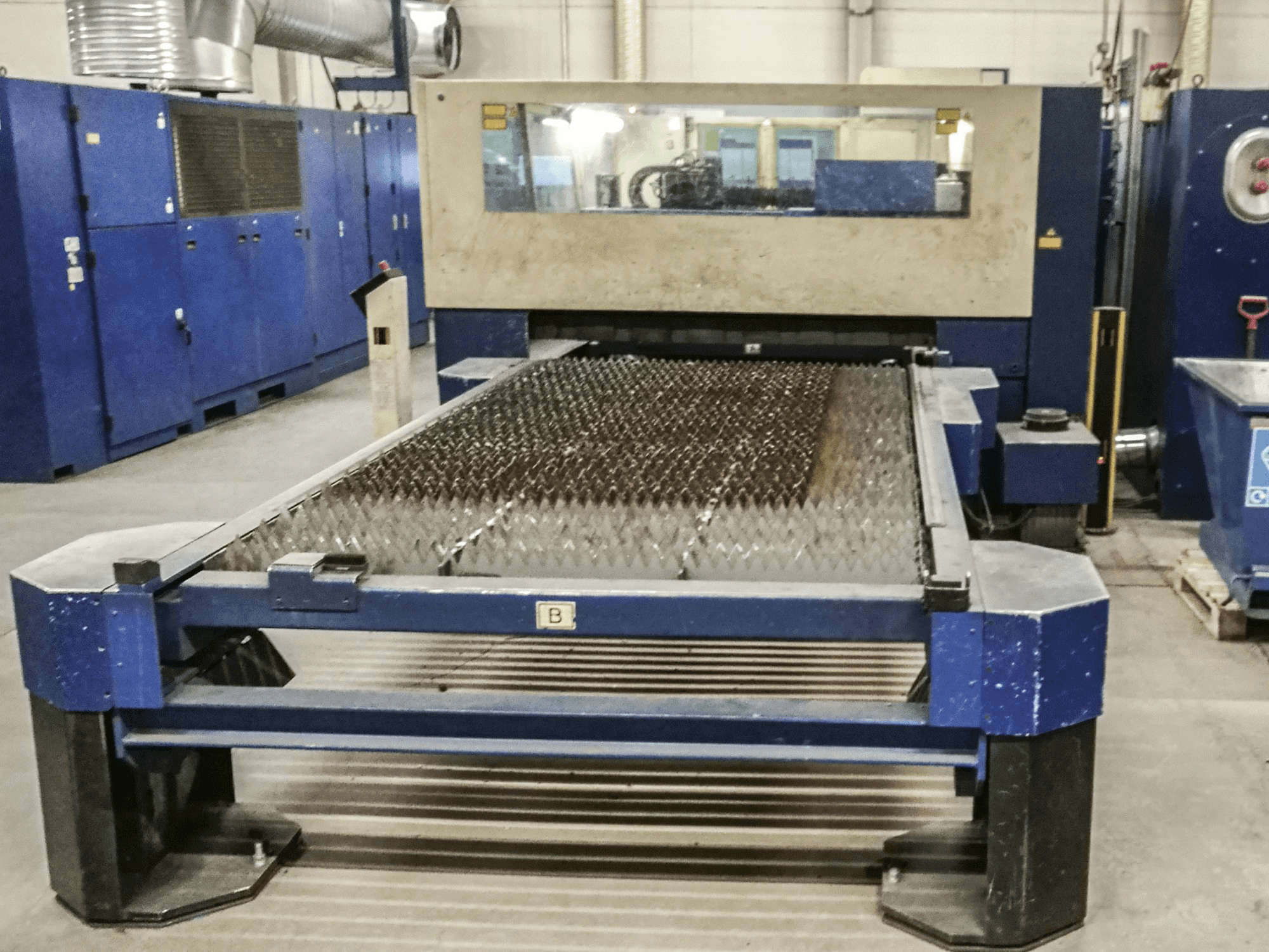 Right view of Trumpf Trumatic L3050 Machine