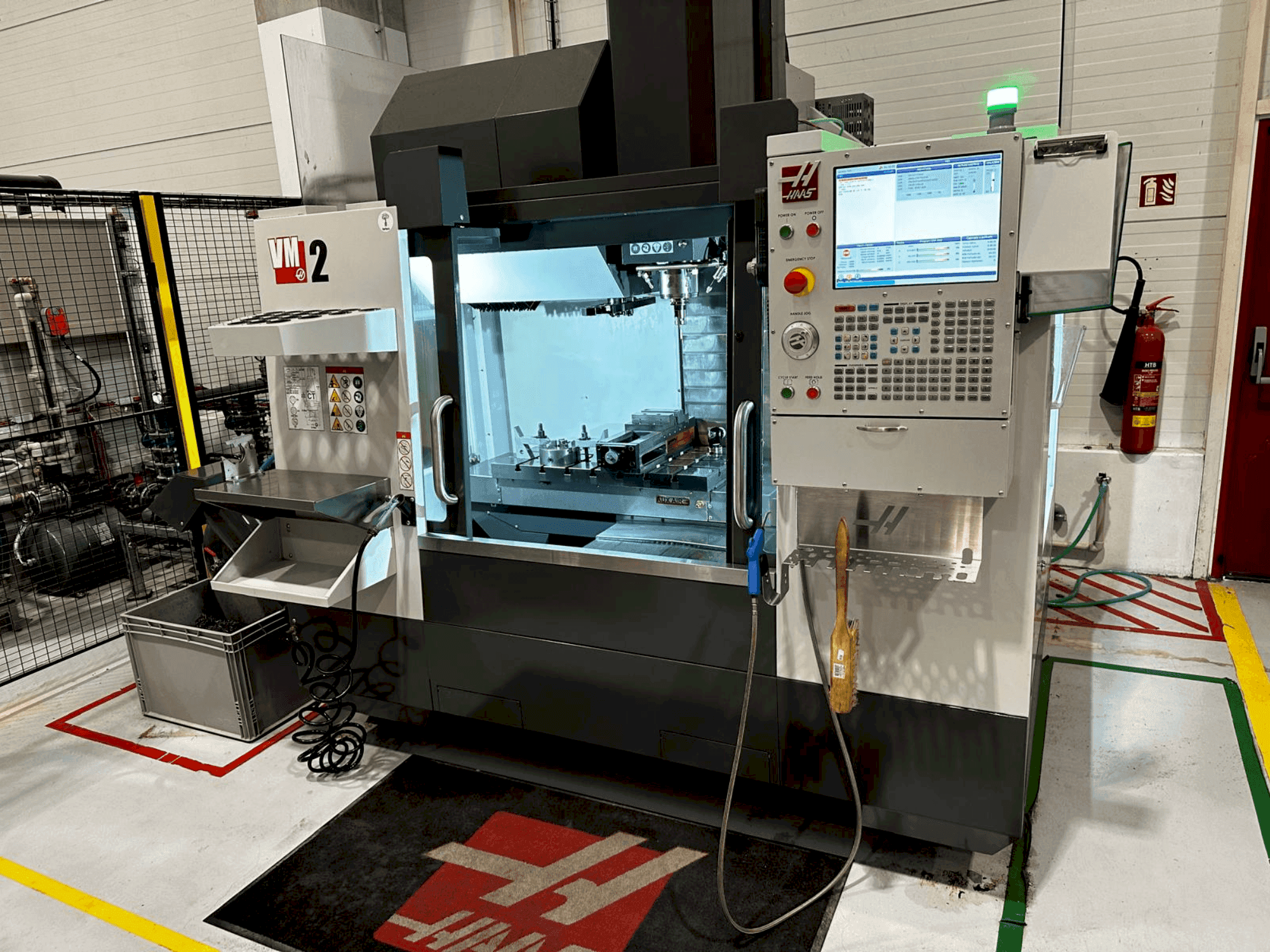 Вид станка HAAS VM-2 спереди