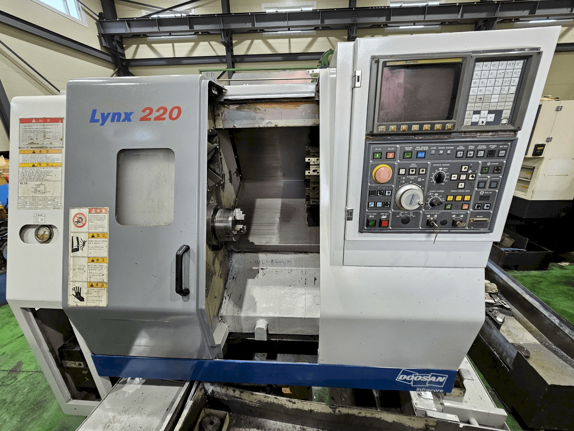 Вид станка Doosan Lynx 220A спереди