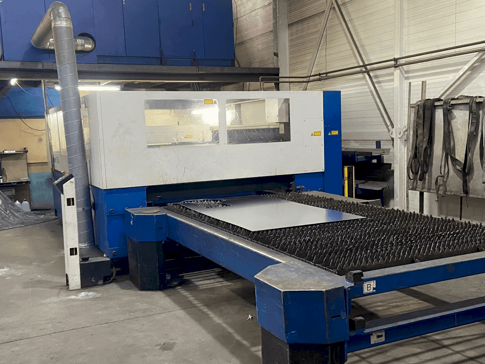 Вид станка TRUMPF TruLaser 3030 спереди