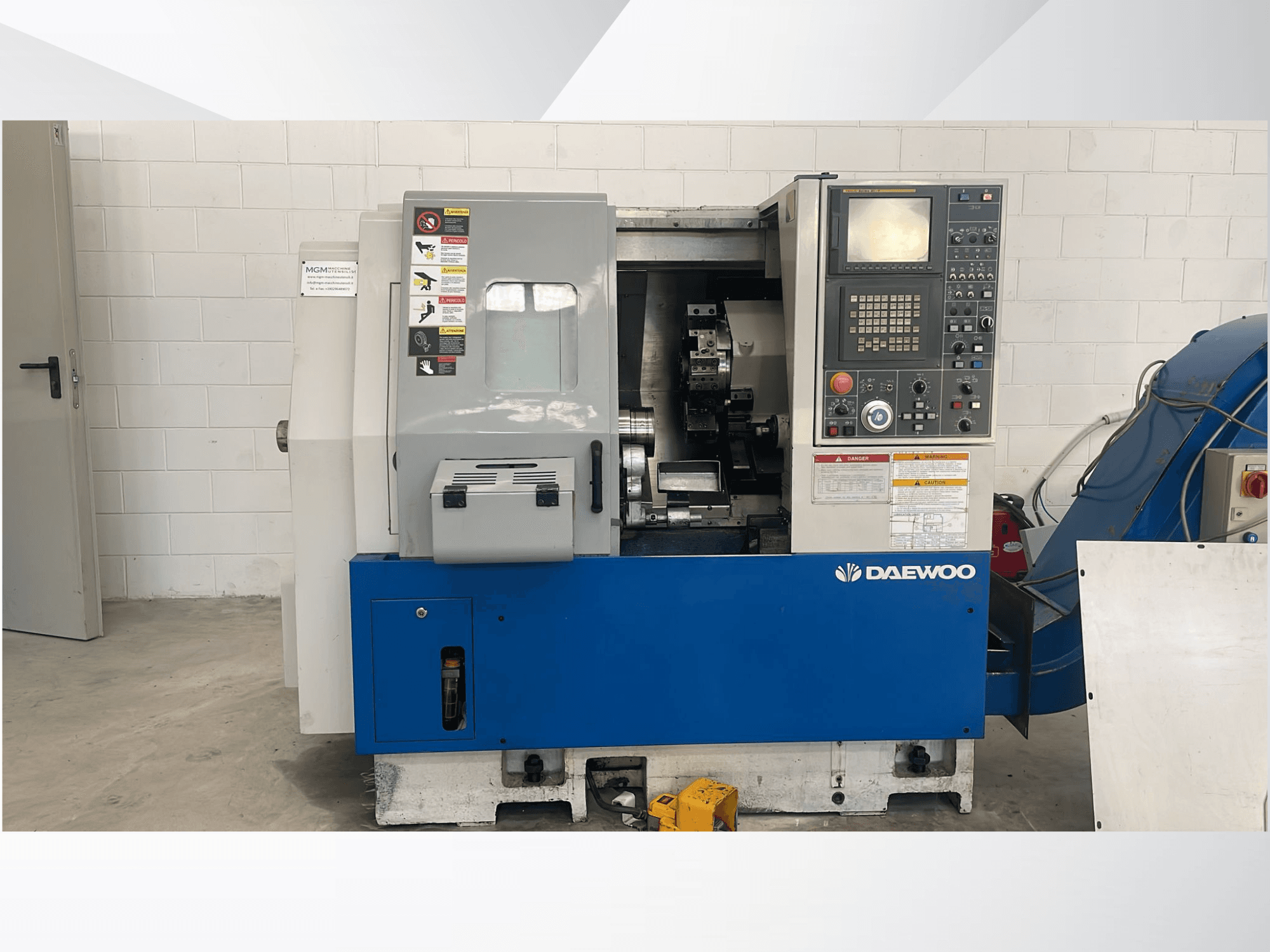 Горизонтальный токарный станок DAEWOO Lynx 210B с видом спереди, с панелью управления и видимыми механизмами.