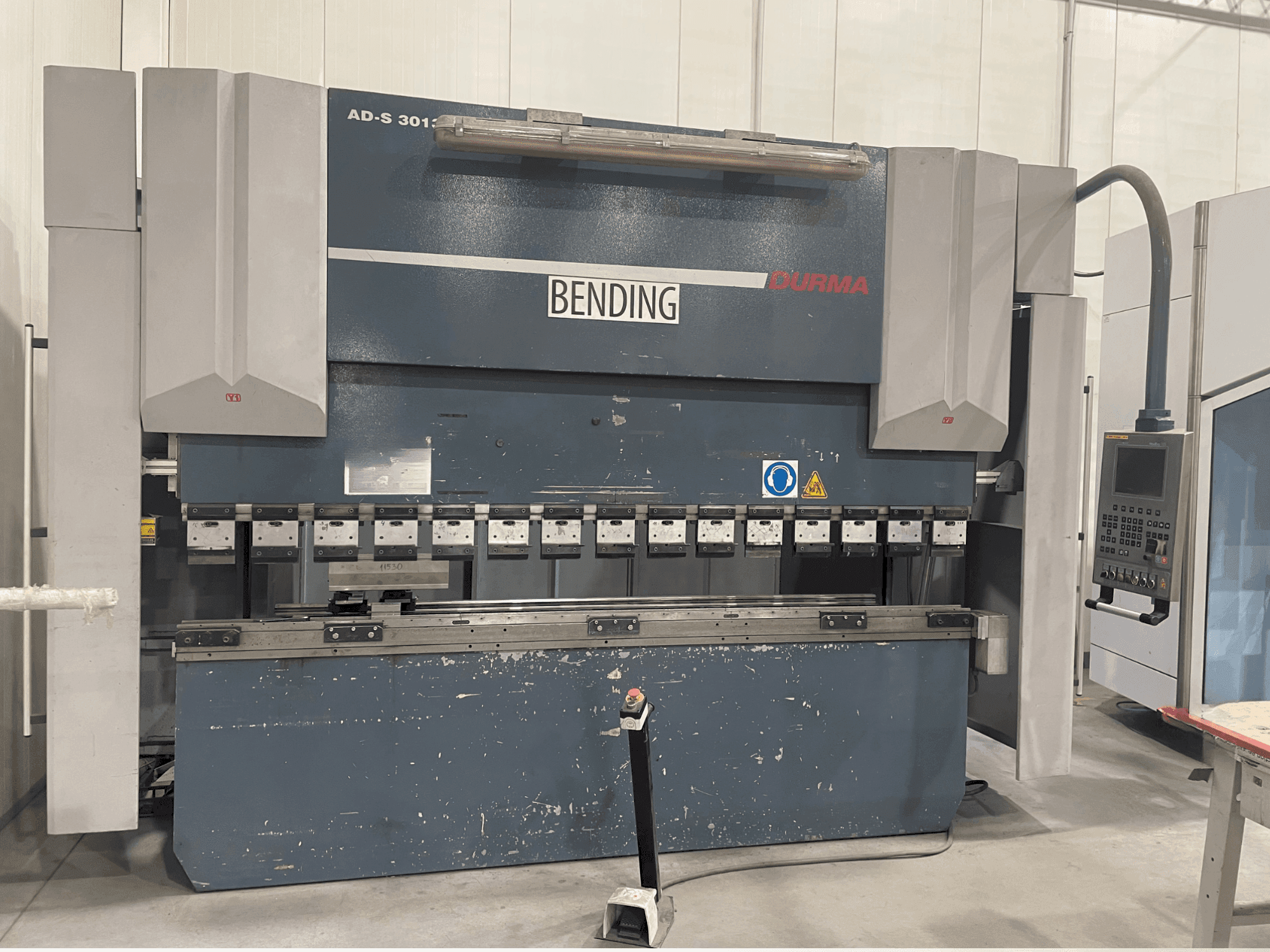 Вид станка Durma AD-S 30135 спереди