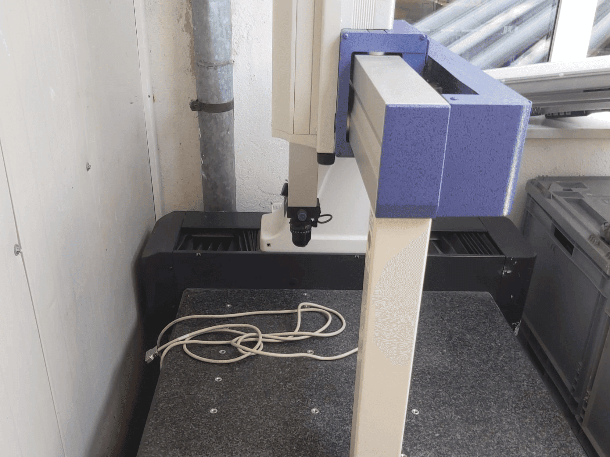 Вид станка Mitutoyo Crysta-Plus M443 спереди