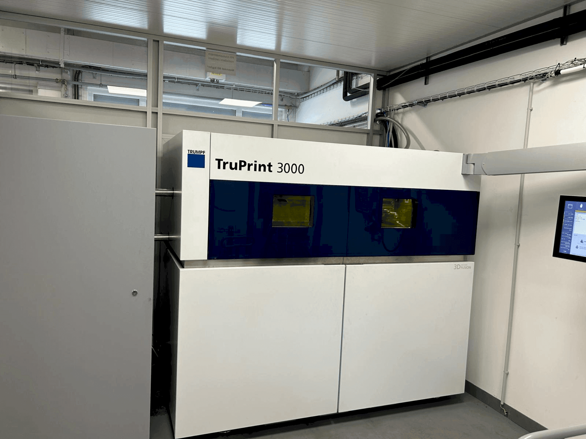Вид станка TRUMPF TruPrint 3000 спереди