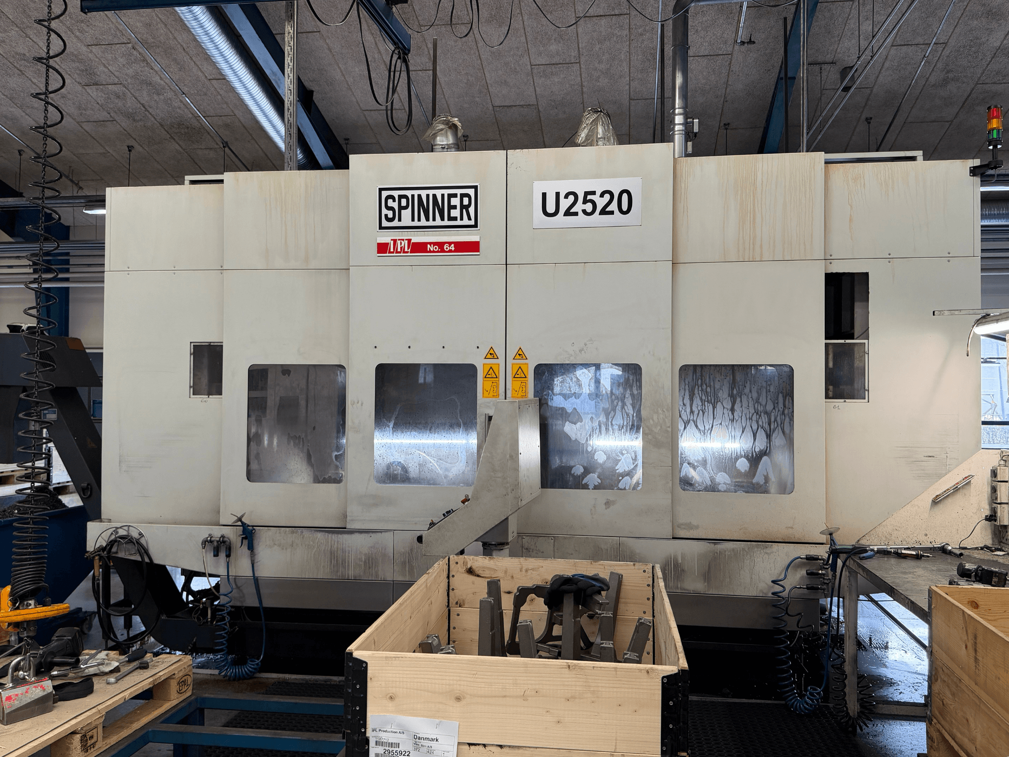 Вертикальный обрабатывающий центр SPINNER U5-2520 в мастерской, вид спереди, показывает панель управления и рабочую зону с инструментами.