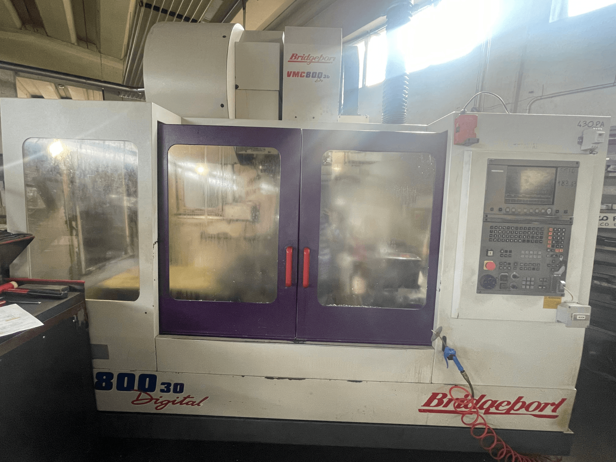 Вертикальный обрабатывающий центр Bridgeport VMC 800/30, вид спереди с панелью управления и большими смотровыми окнами.