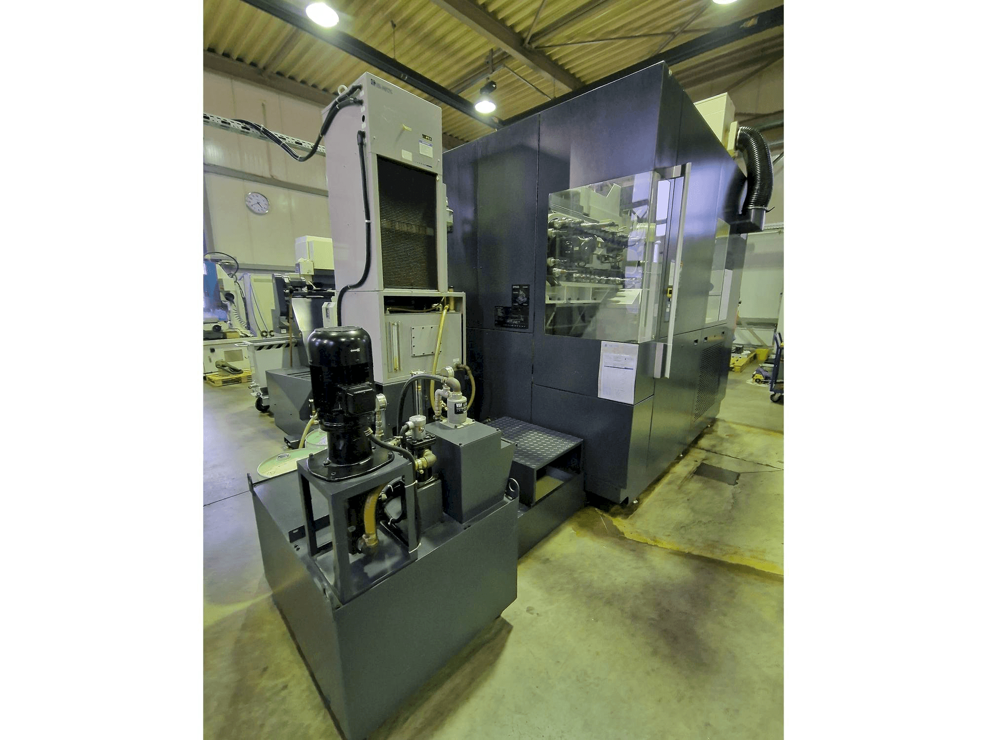 Вид станка Makino F9 спереди