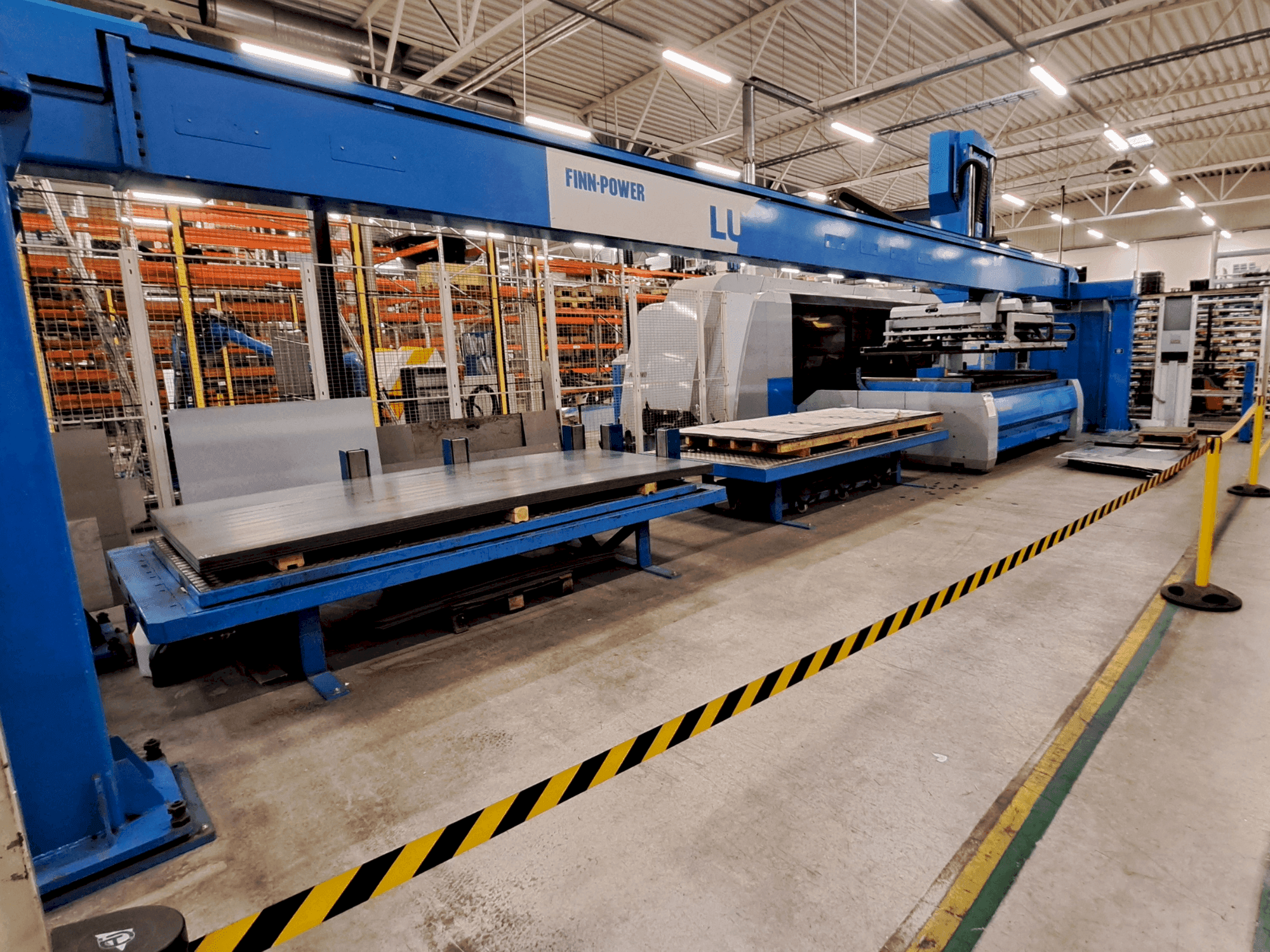 Вид станка Finn-Power L6 laser + LU3000 спереди