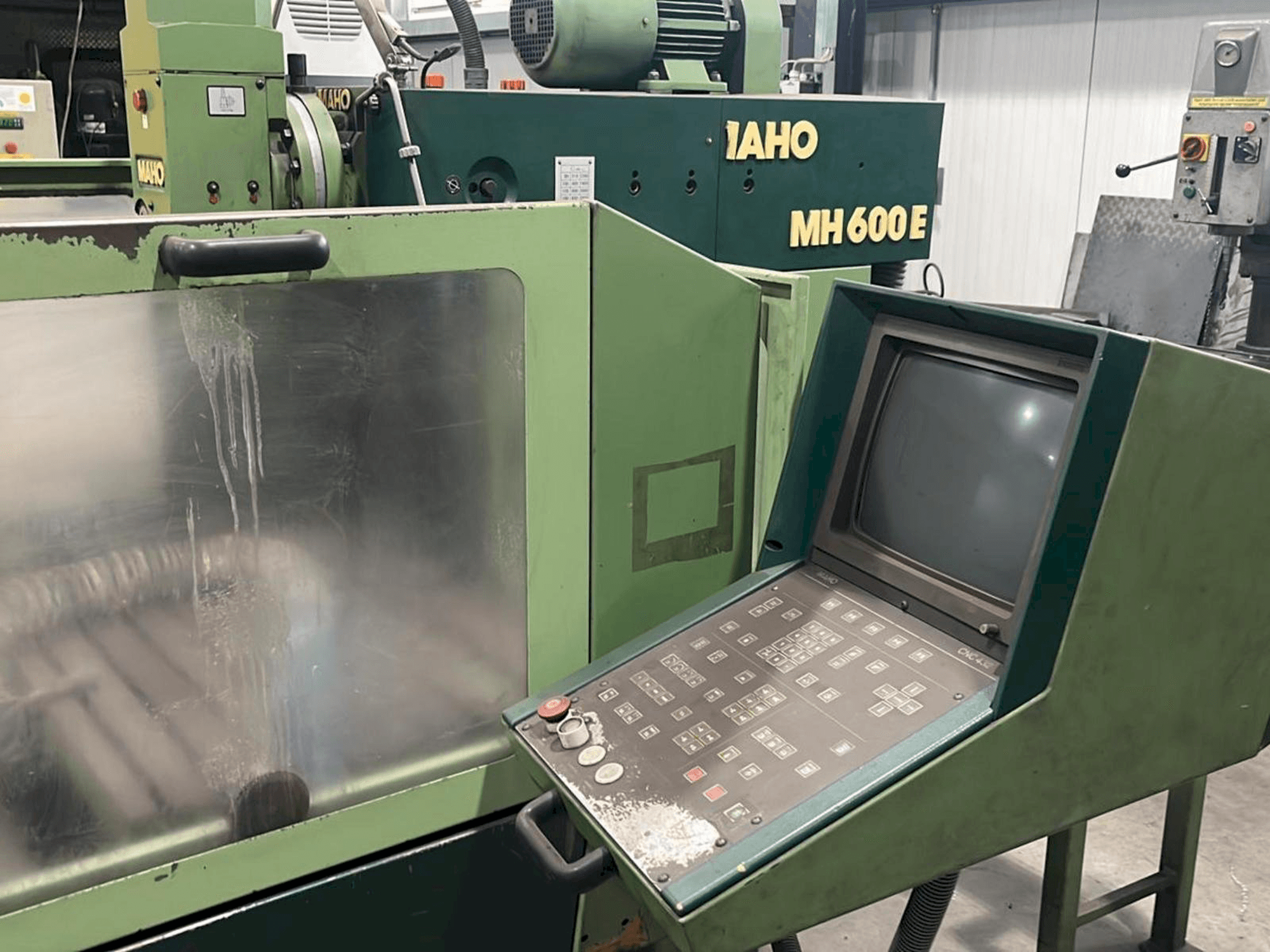 Вид станка MAHO MH 600 E спереди