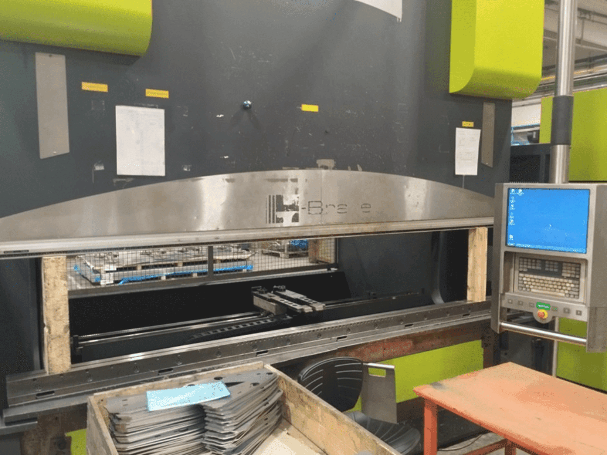 Вид станка Safan SAFAN H-BRAKE 240-3100 спереди