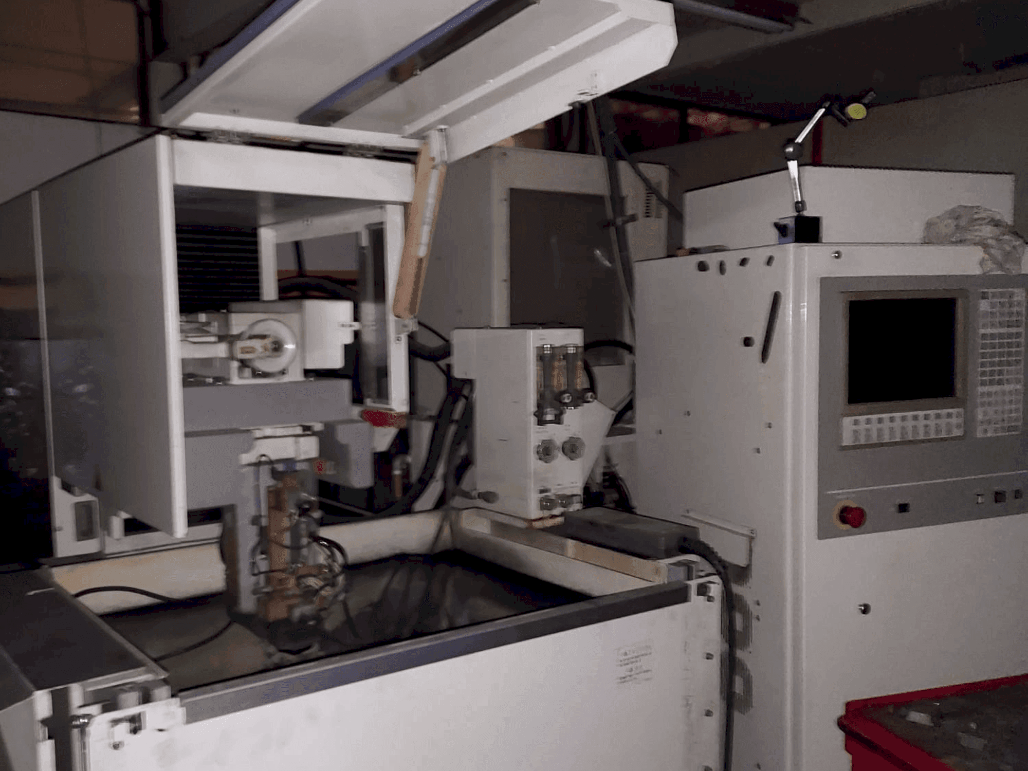 Вид станка Mitsubishi FX10K спереди