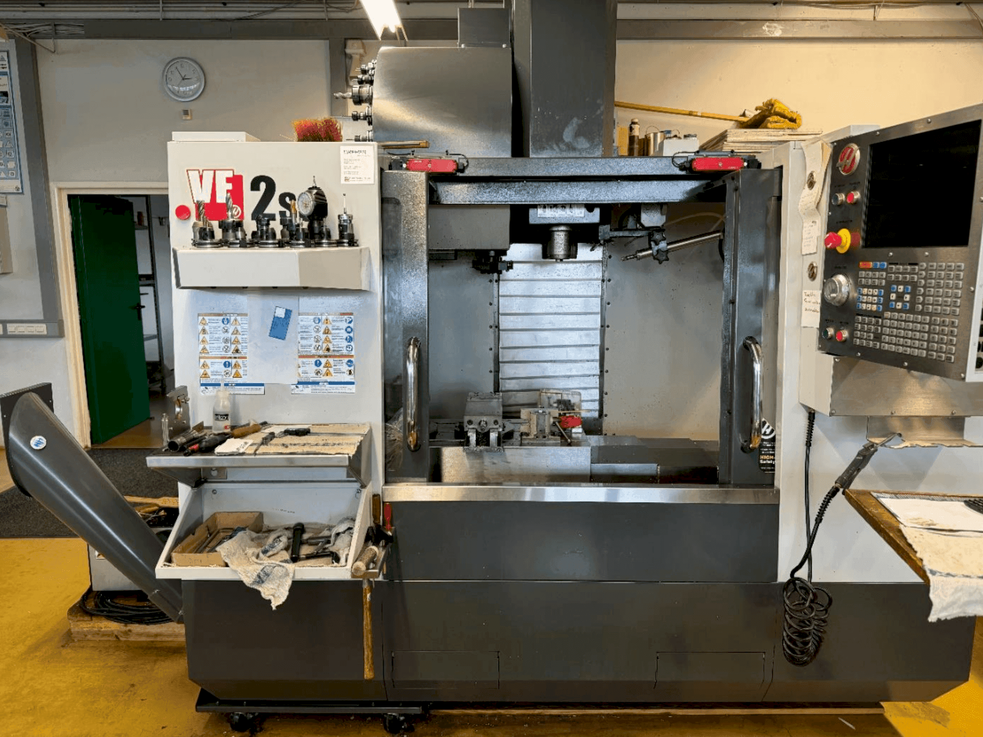 Вид станка HAAS VF-2SS спереди