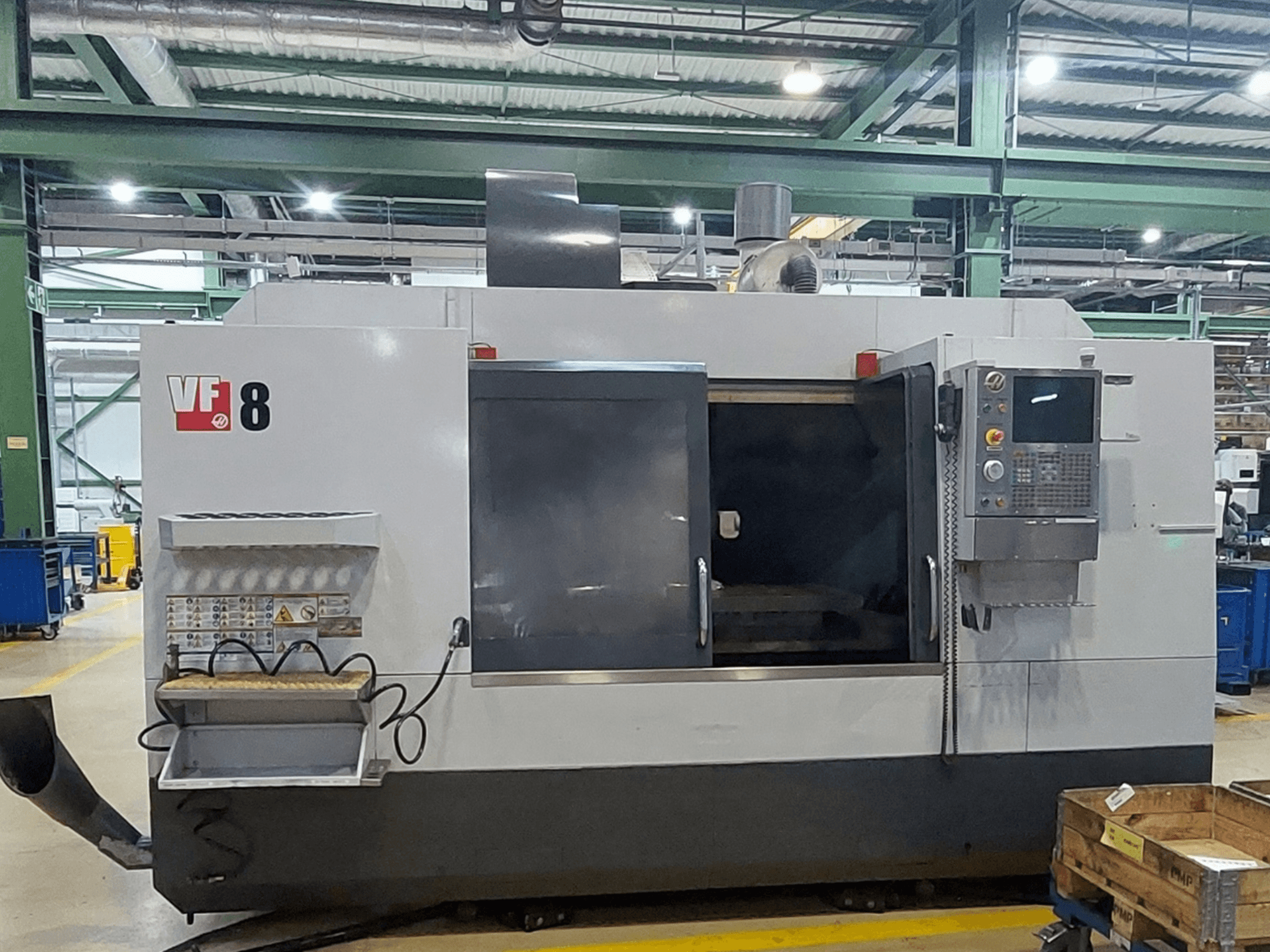 Вертикальный обрабатывающий центр HAAS VF-8, вид спереди; на фотографии видны панель управления и зона загрузки, предназначенные для выполнения задач точной обработки.