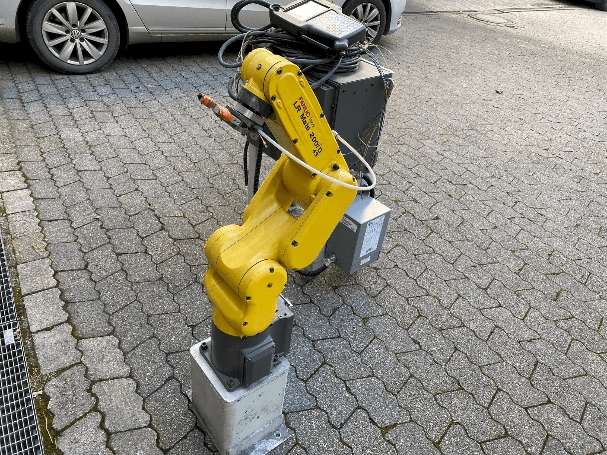 Вид станка FANUC LR Mate 200iD/4S спереди