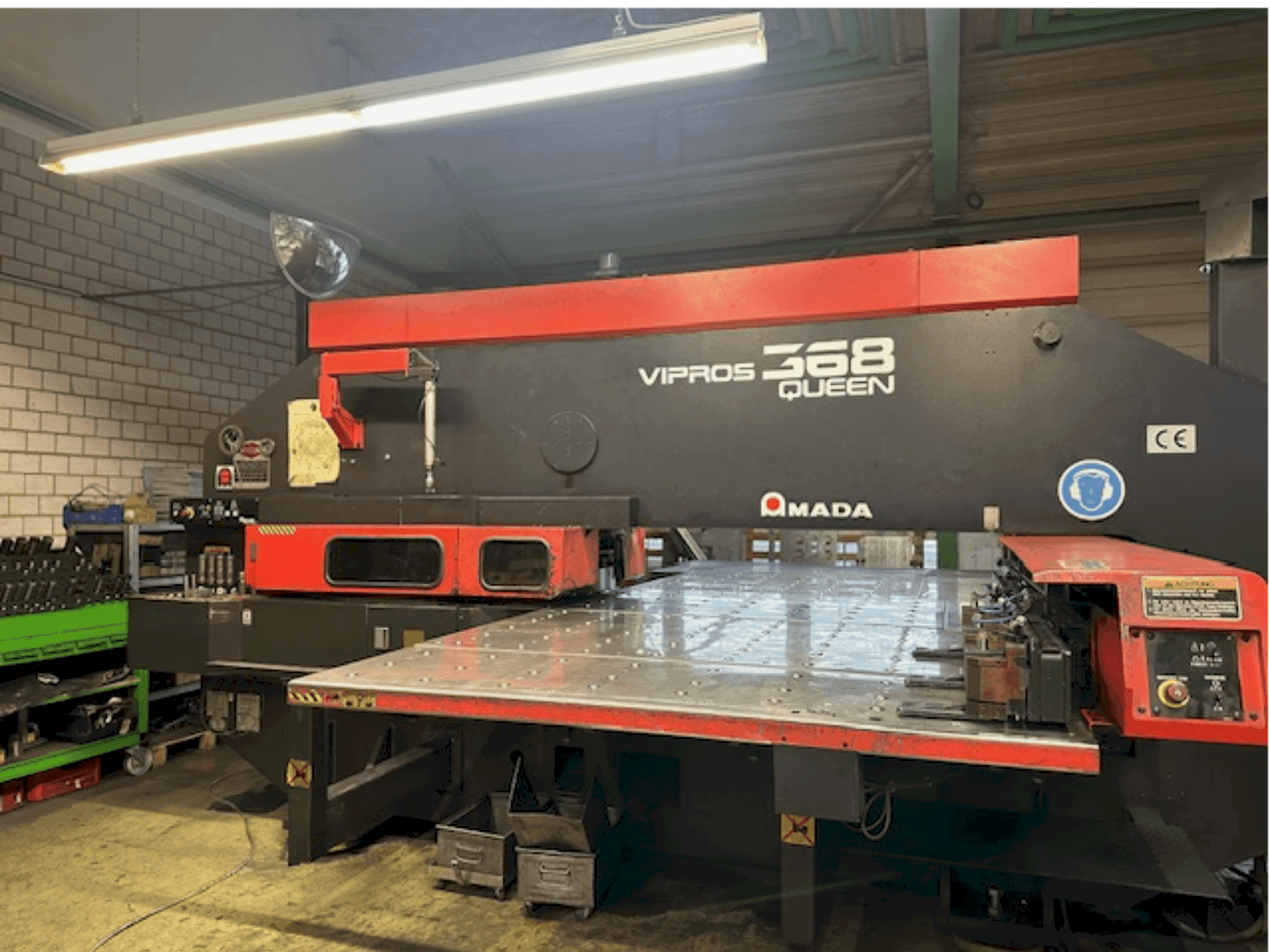 Вид станка AMADA Vipros 368 Queen спереди