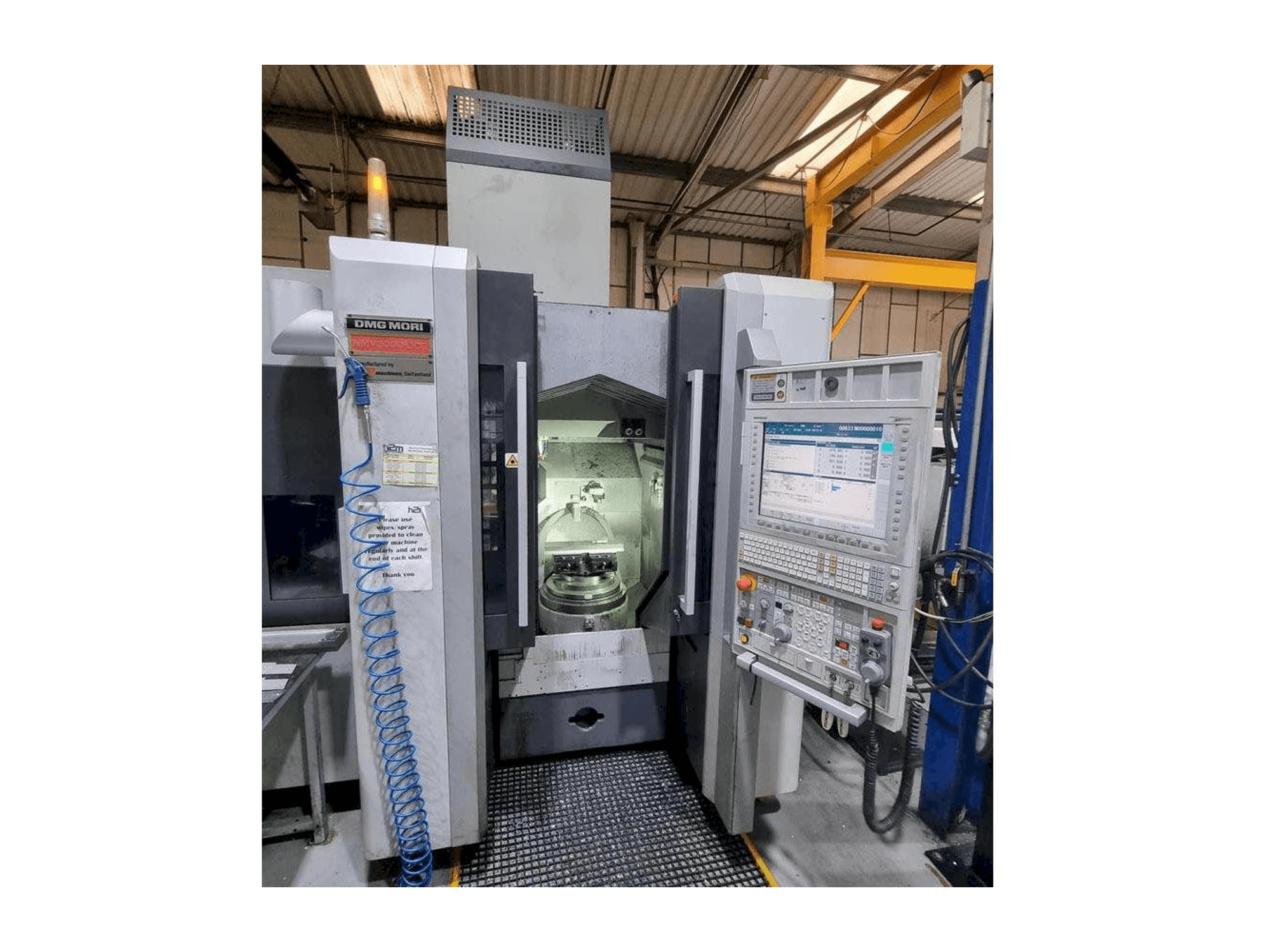 Вид станка DMG MORI NMV3000 DCG спереди