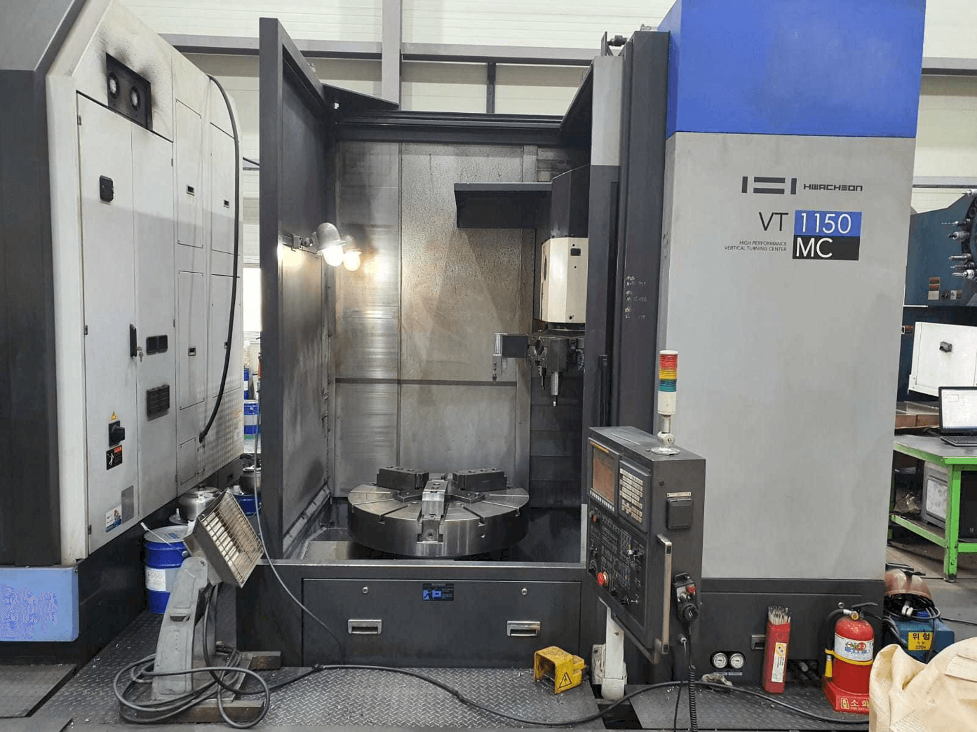 Вид станка HWACHEON VT 1150 MC спереди