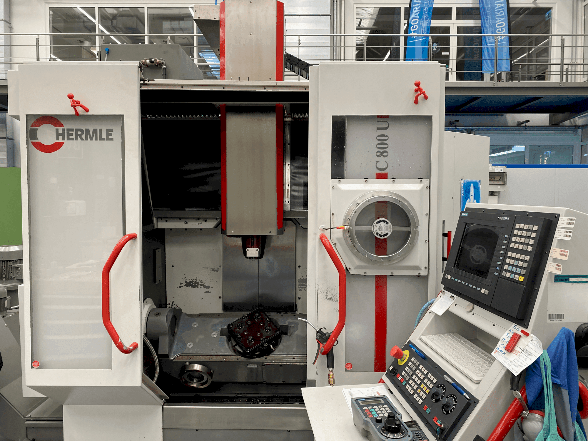 Вид станка HERMLE C800 U спереди