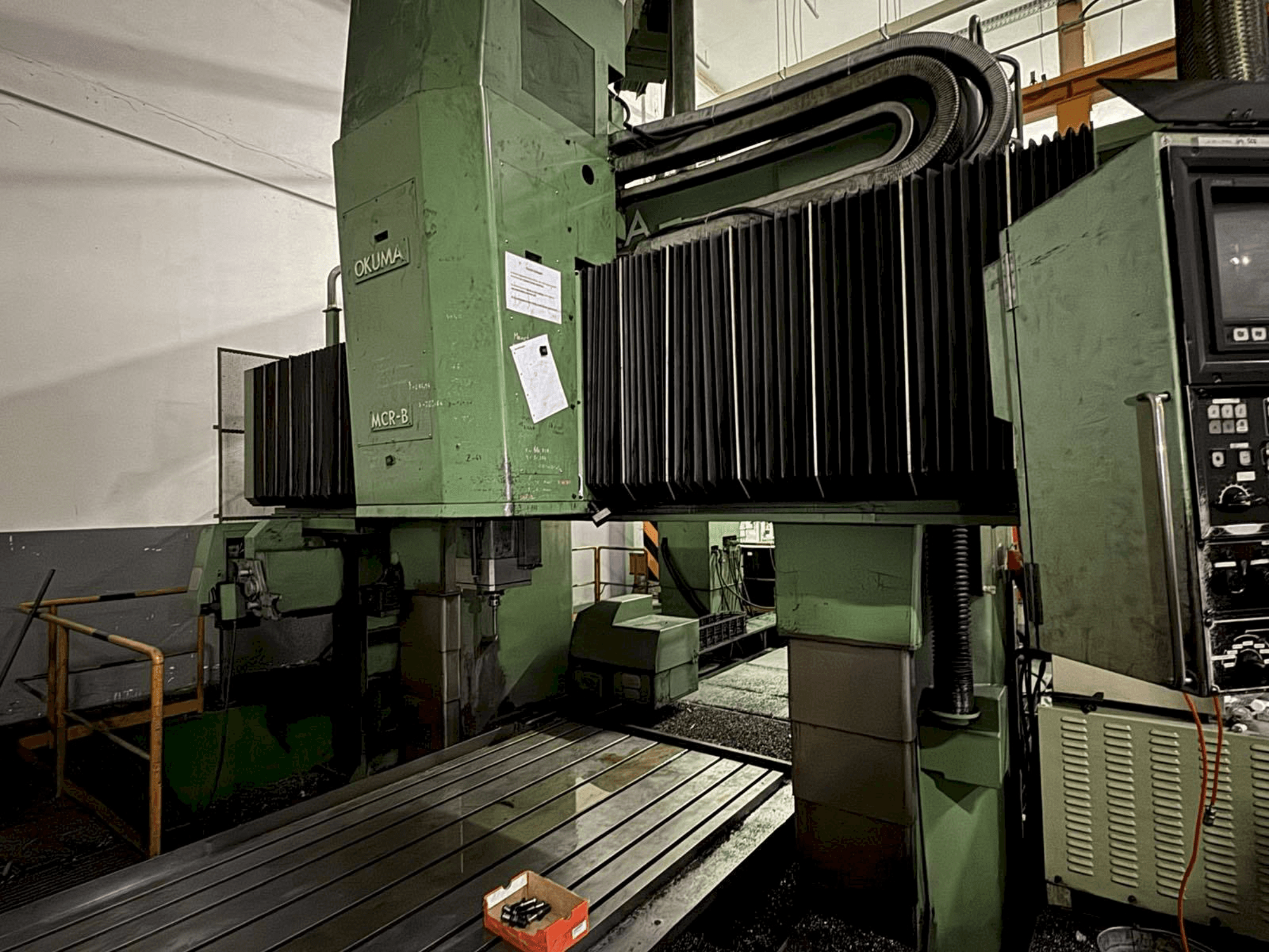 Вид станка Okuma MCR-B спереди