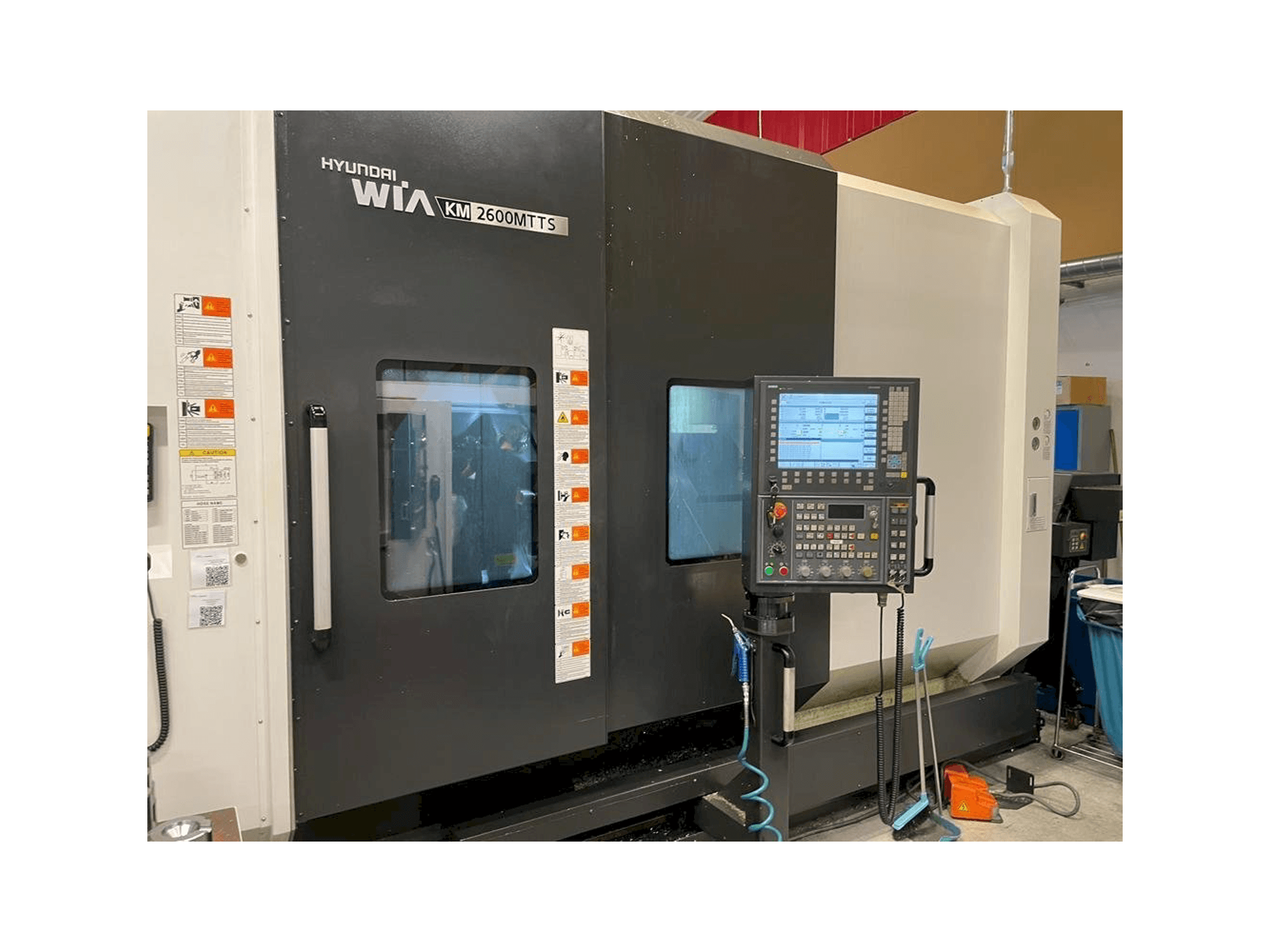 Вид станка Hyundai Wia KM 2600 MTTS спереди