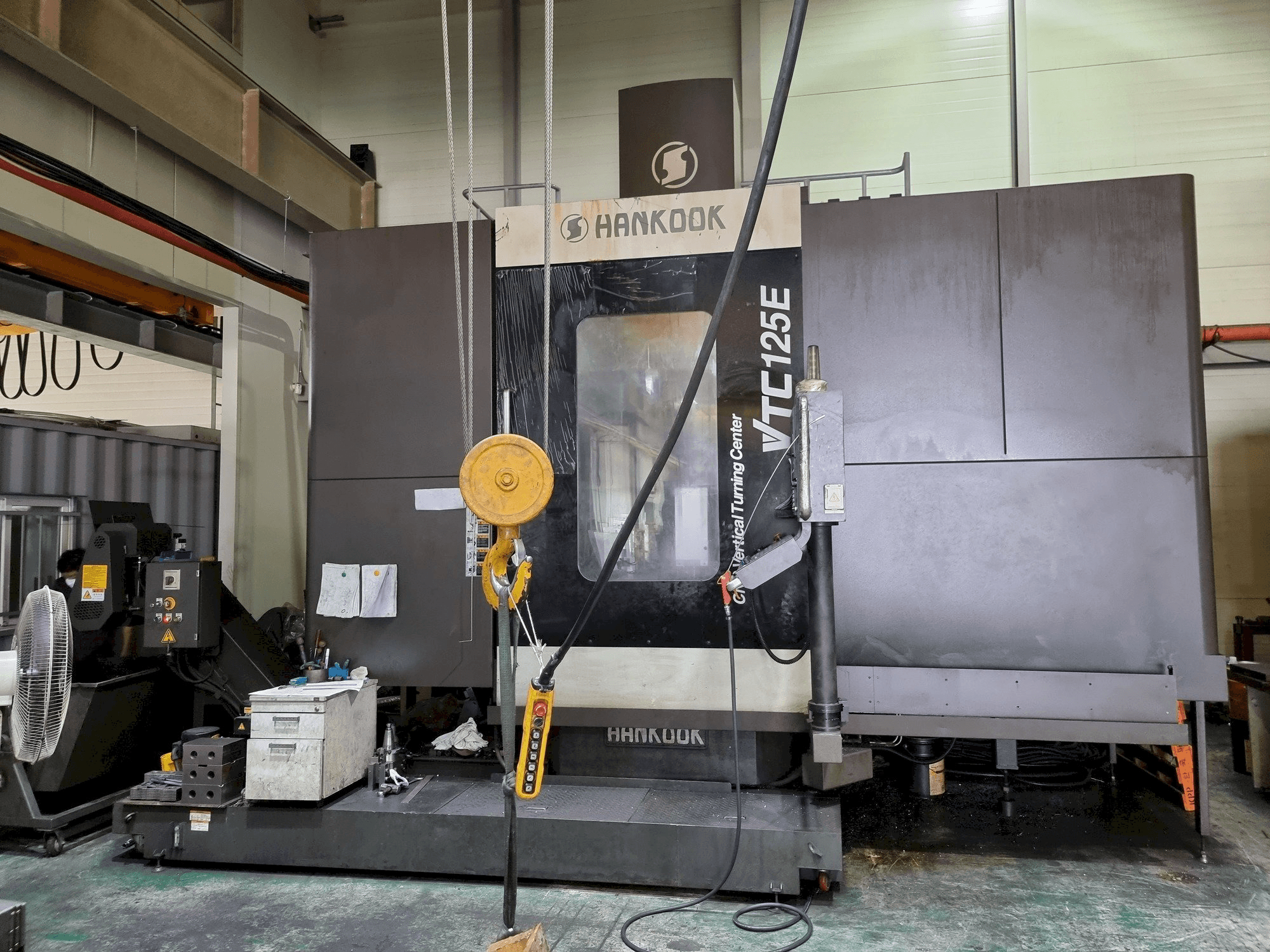 Вид станка HANKOOK VTC125E спереди