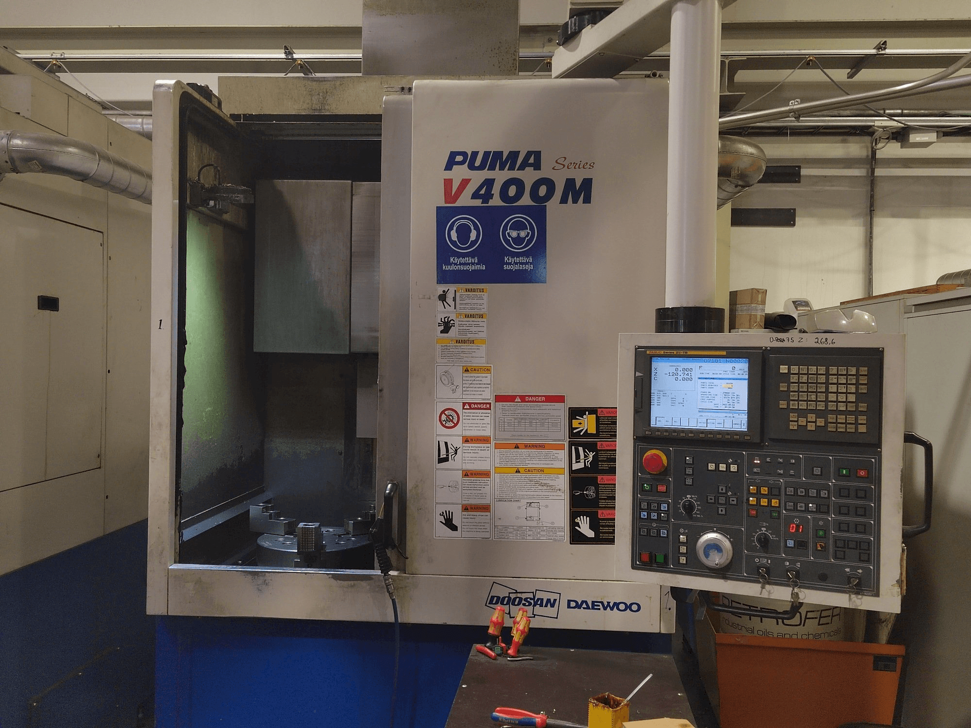 Вид станка Doosan Puma V400M спереди