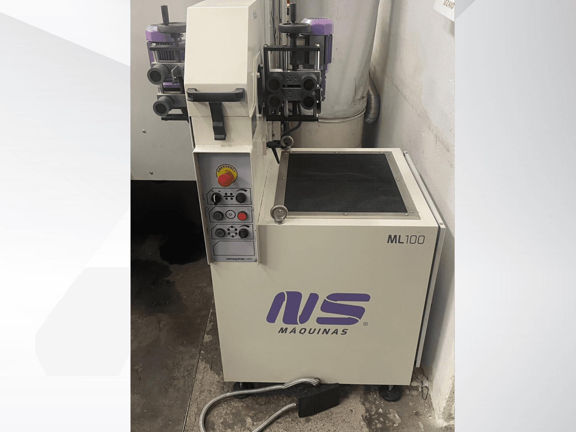 Станок ML100 от MS Maquinas, вид спереди, панель управления с кнопками и педалью, определенная рабочая поверхность.