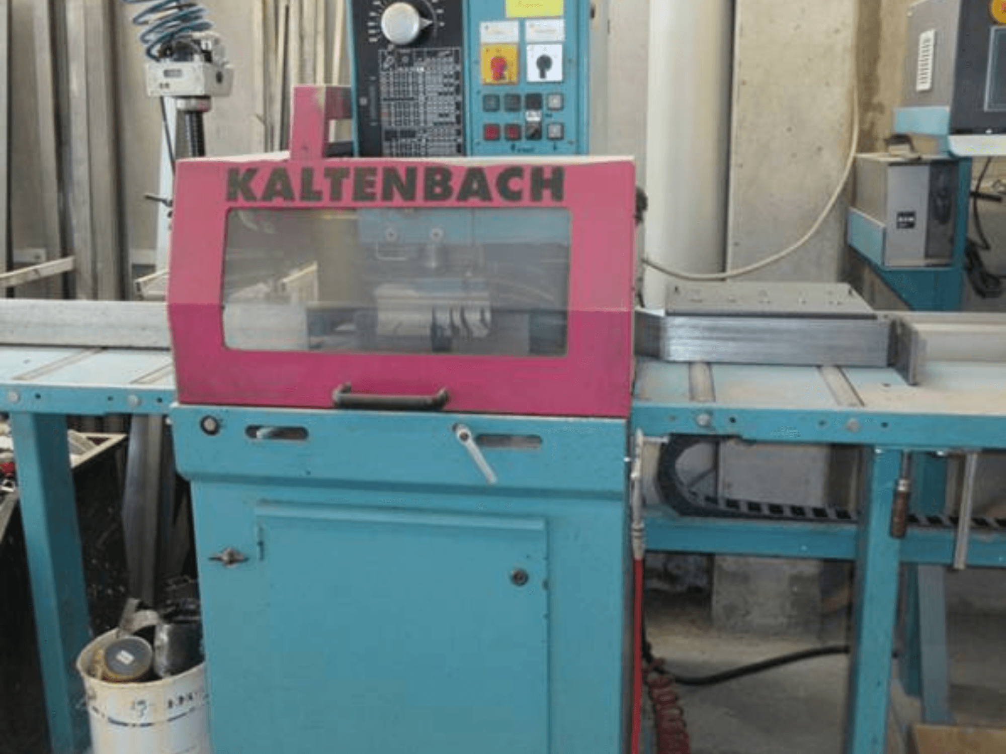 Циркулярная пила по металлу KALTENBACH KKS 400 E с видом спереди, с розовым защитным кожухом и панелью управления с кнопками.
