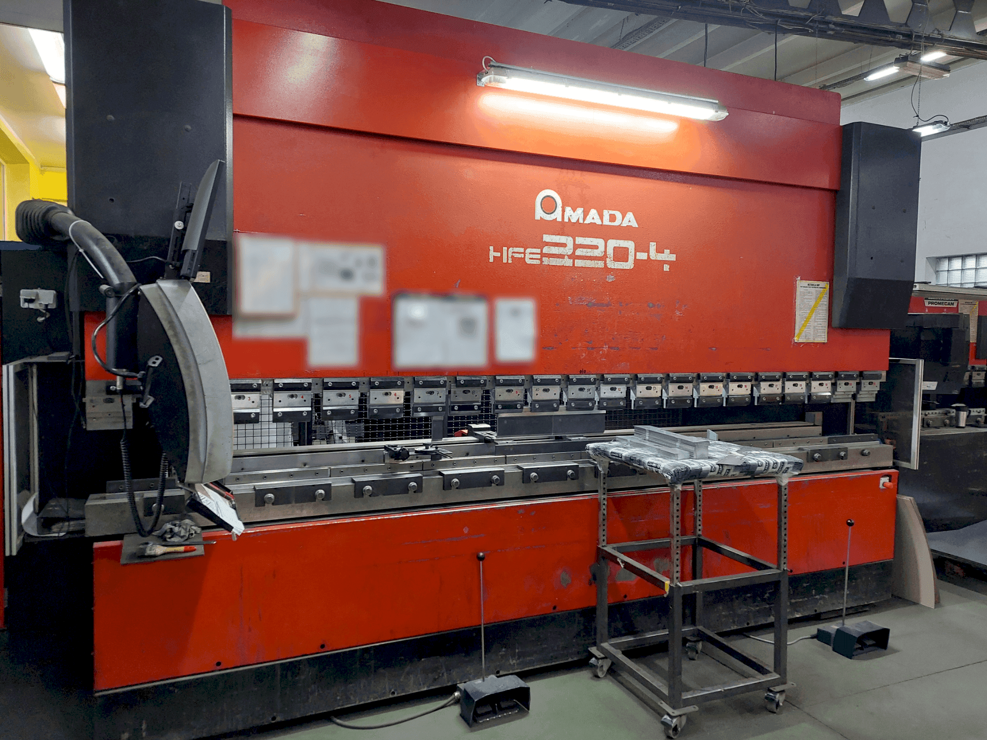 Вид станка AMADA HFE 220-4 спереди