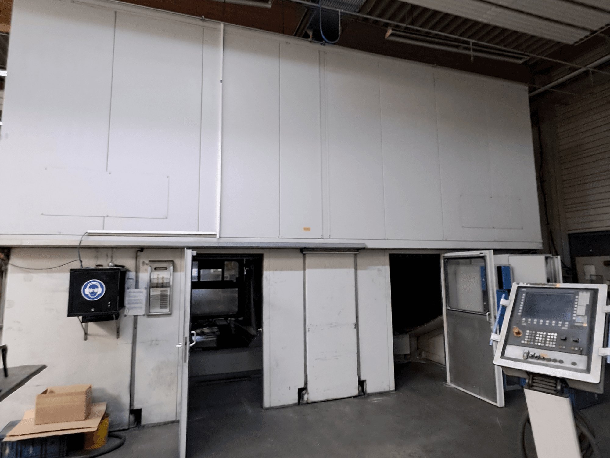 Портальный фрезерный станок MAKA Moving Beam 840D, вид спереди с открытыми дверцами, через которые видна внутренняя часть станка и панель управления.