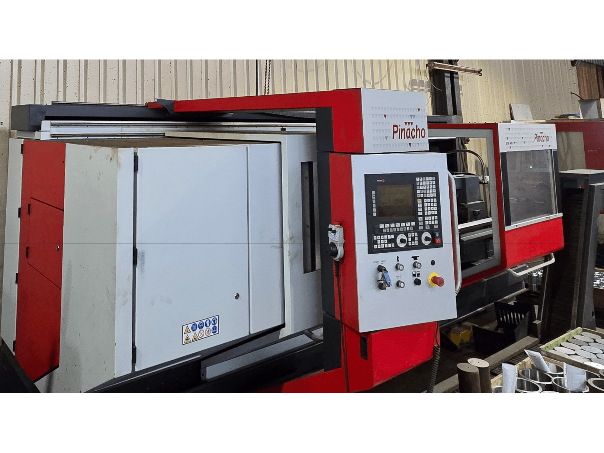 Горизонтальный токарный станок Pinacho STH 400-105×3000, вид спереди, демонстрирует панель управления и красные акценты.
