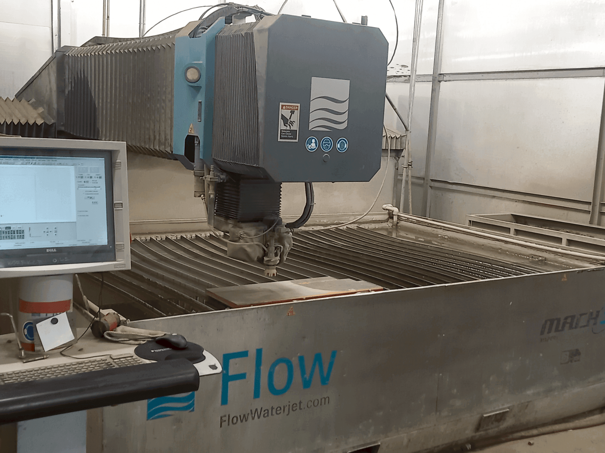 Вид станка Flow Mach 3-3020b спереди