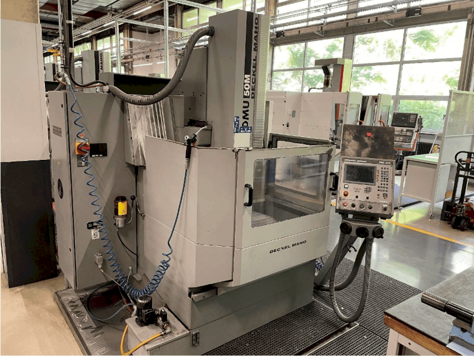 Вид станка DECKEL DMU 50 спереди