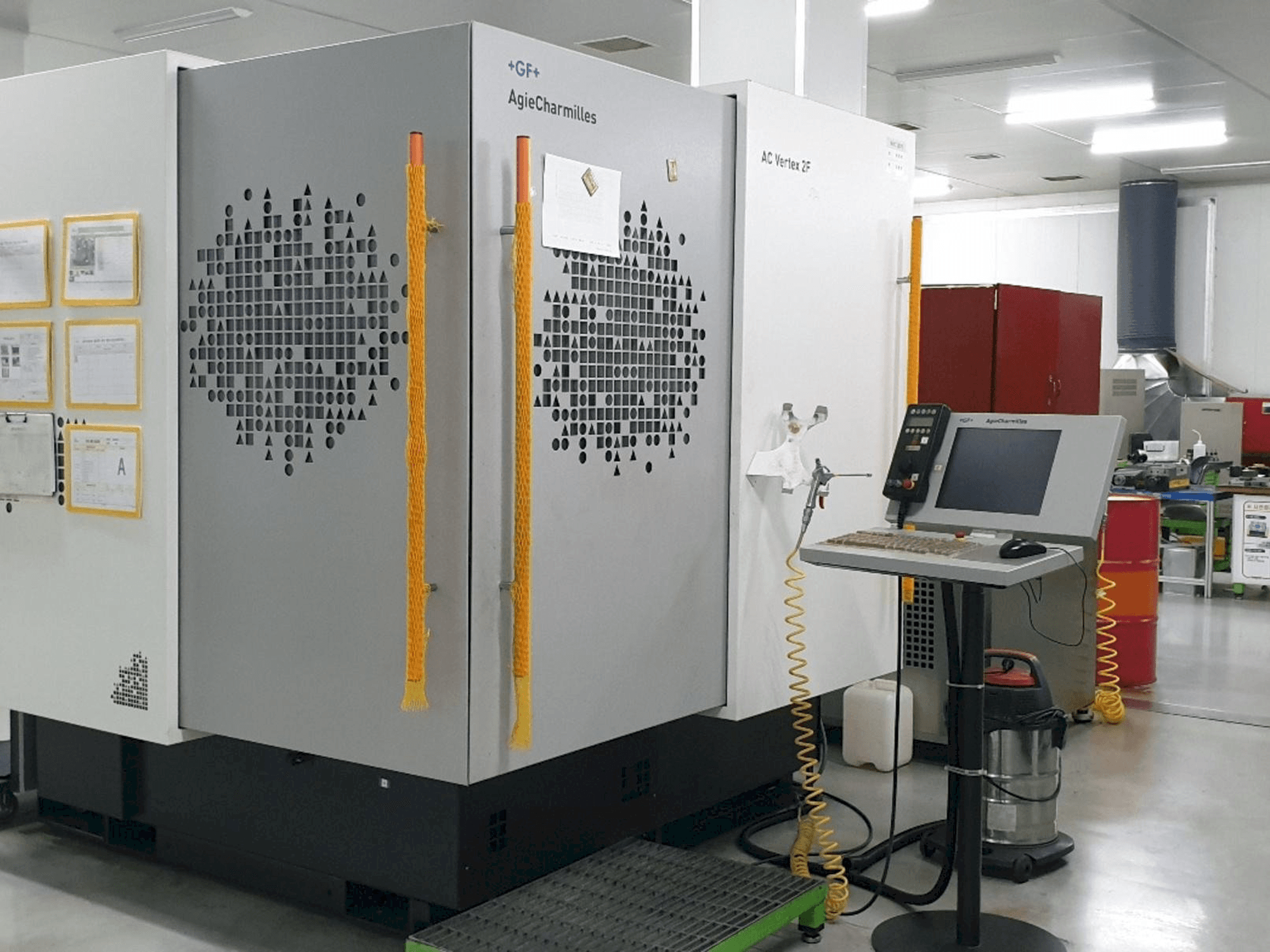 Вид станка AgieCharmilles AC VERTEX 2F спереди