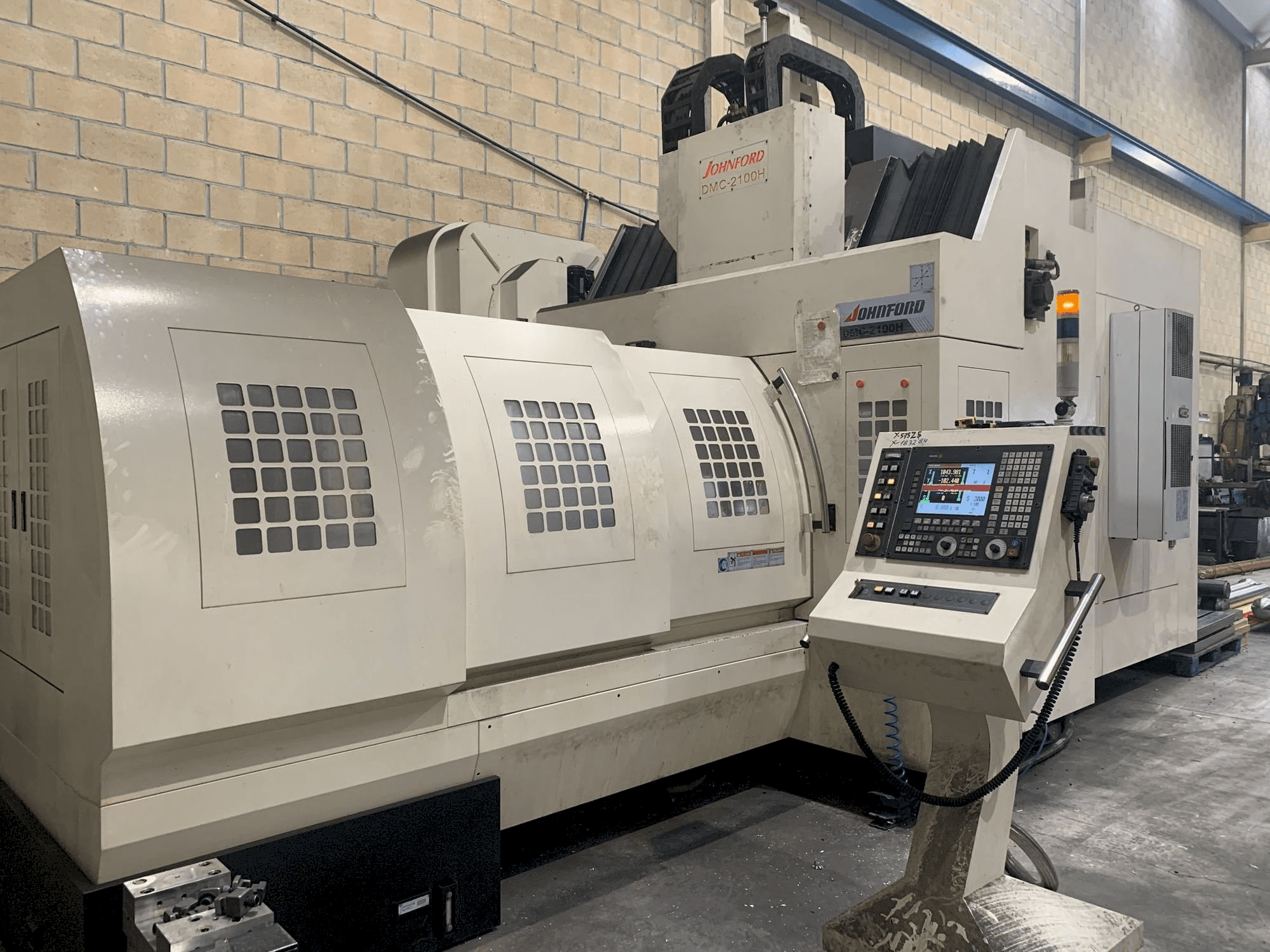 Вид станка Johnford DMC-2100H спереди