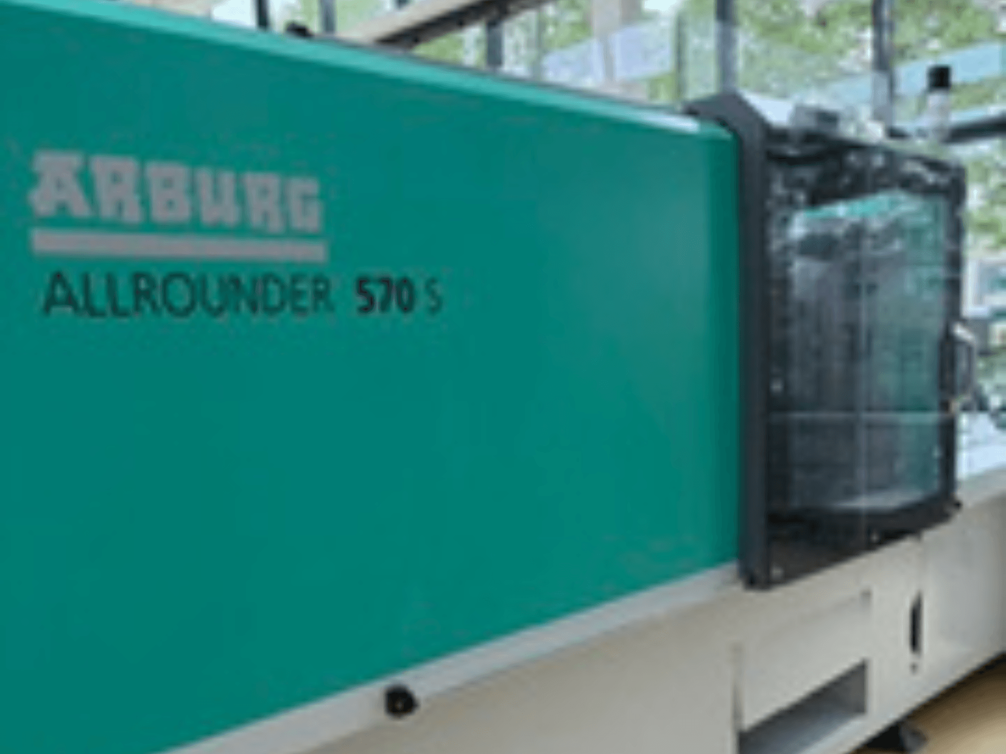 Вид спереди на Arburg ALLROUNDER 570 S 1600-290 с внешним видом и узлом впрыска, выполненным в тиле, демонстрирует часть дизайна машины.