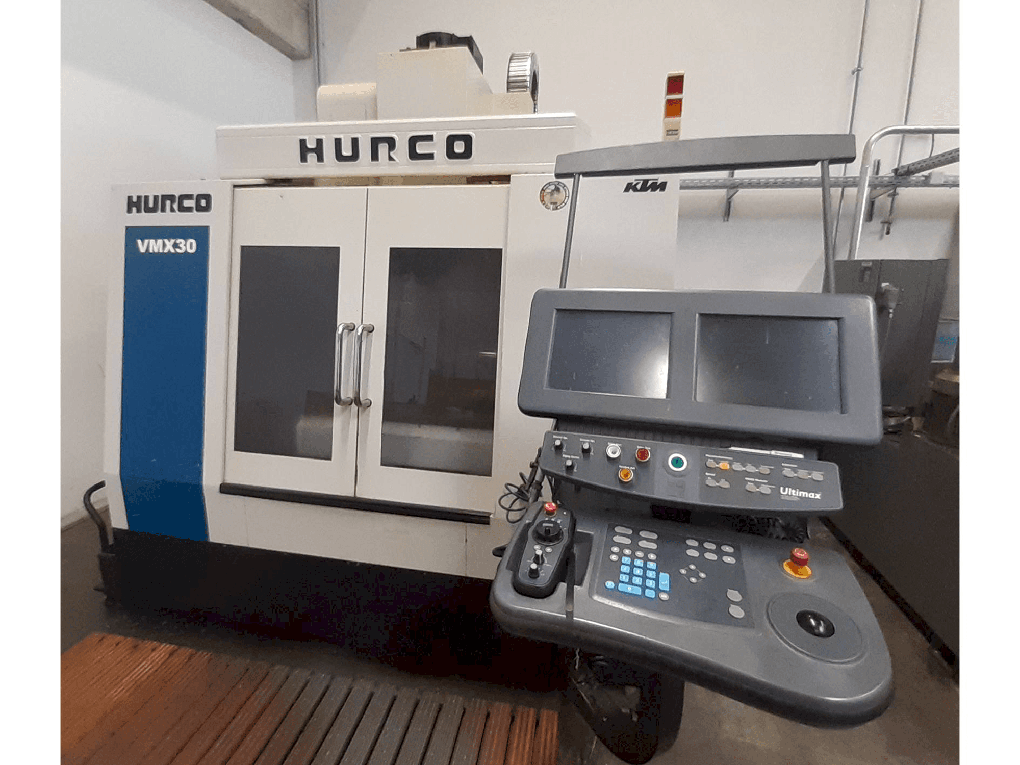 Вид станка Hurco VMX 30 спереди
