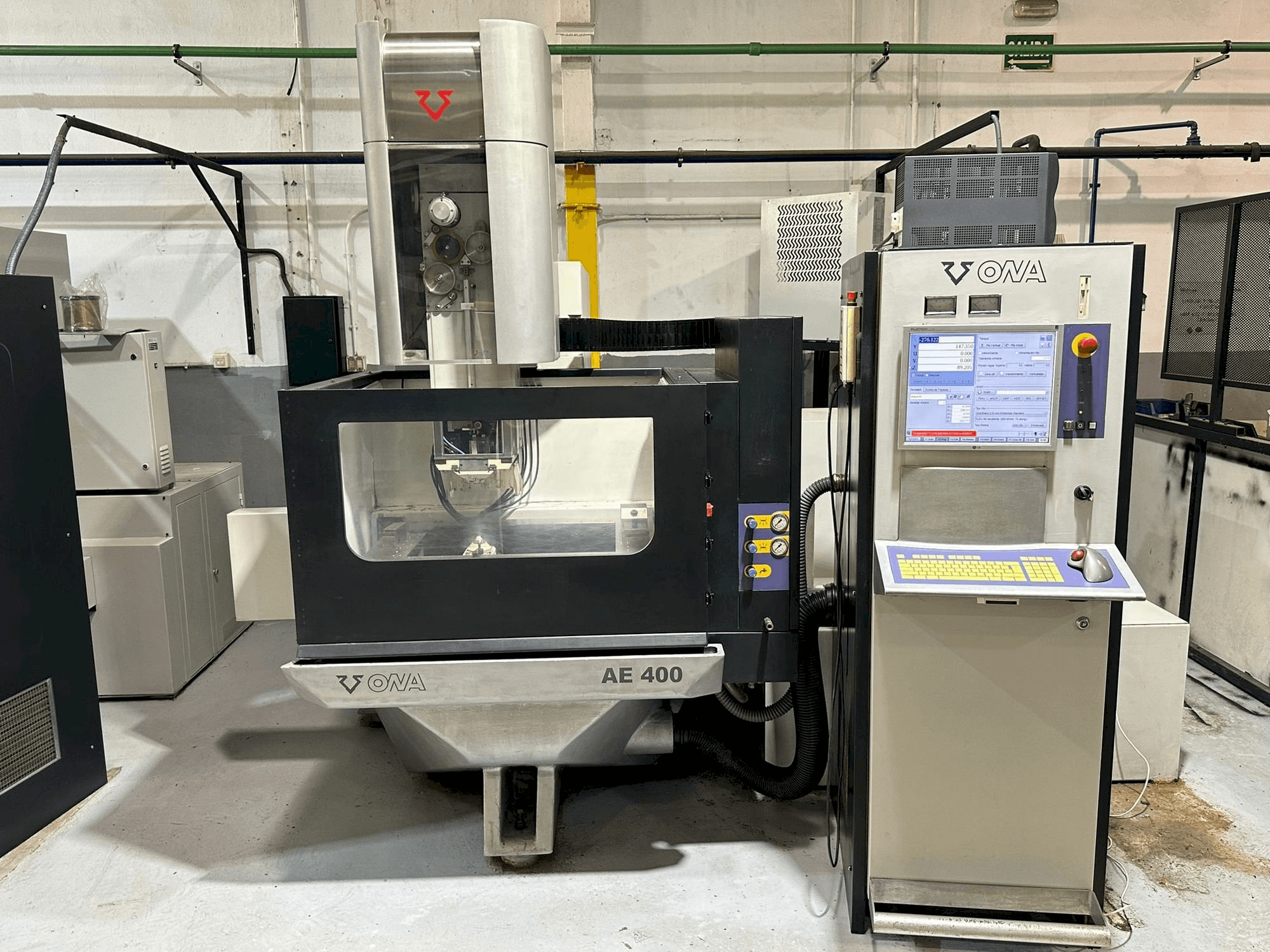 Вид станка ONA AE400 спереди