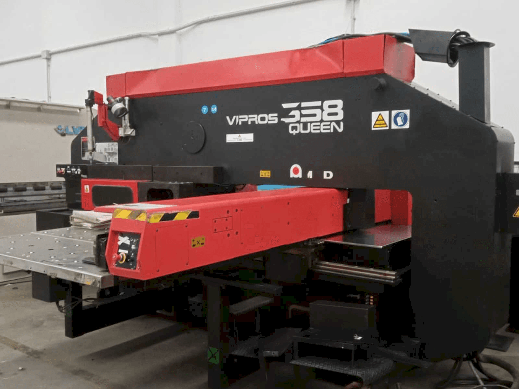 Вид станка AMADA Vipros 358 Queen спереди