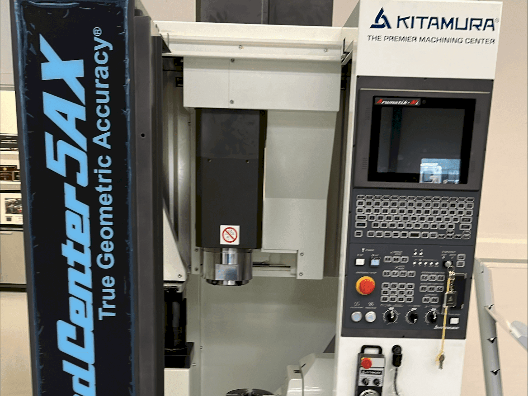 Вид станка Kitamura Medcenter 5AX спереди