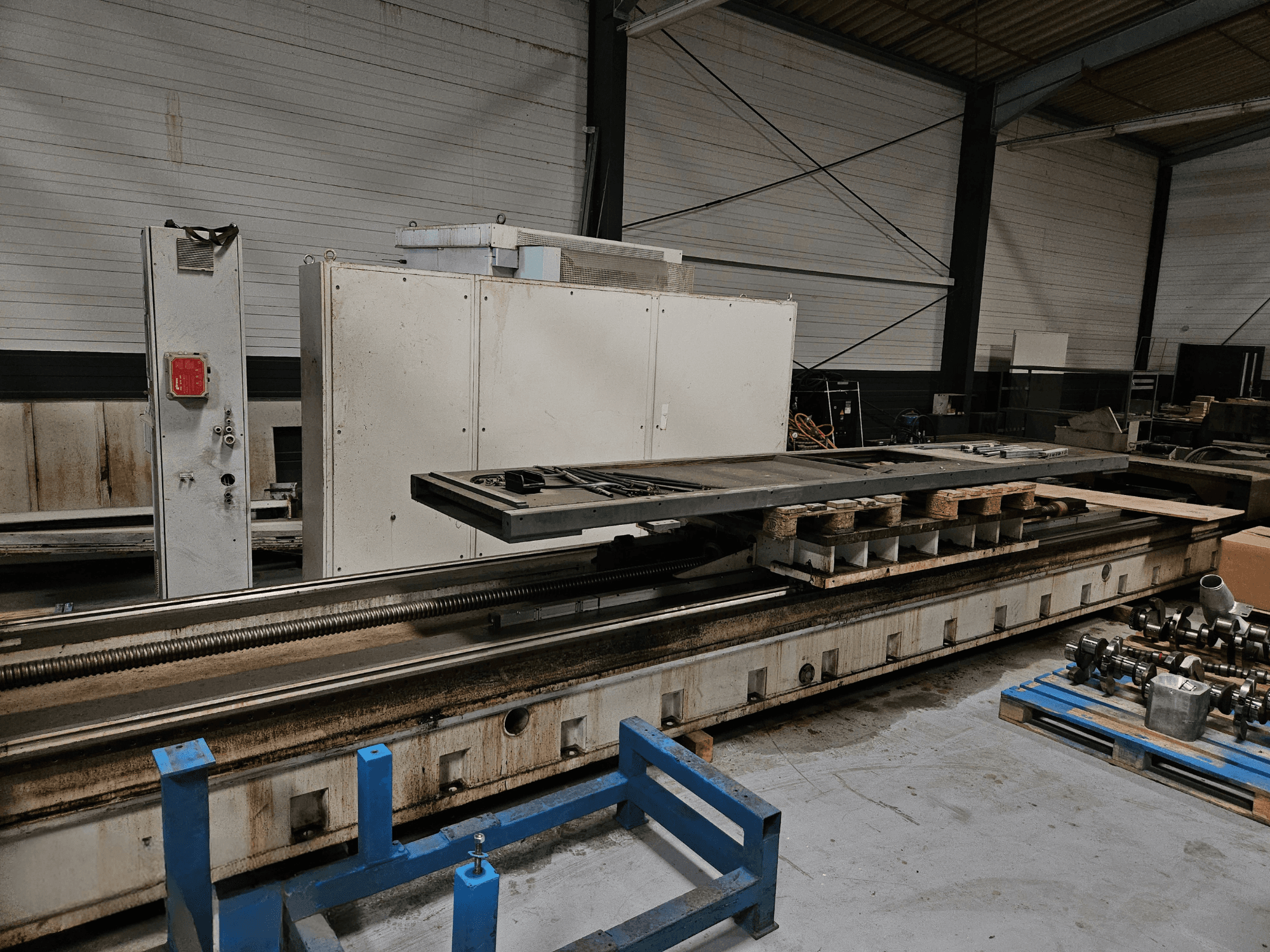 Фрезерный станок SHW UFZ 6L со станиной, вид спереди, демонстрирует большой фрезерный стол и панель управления.