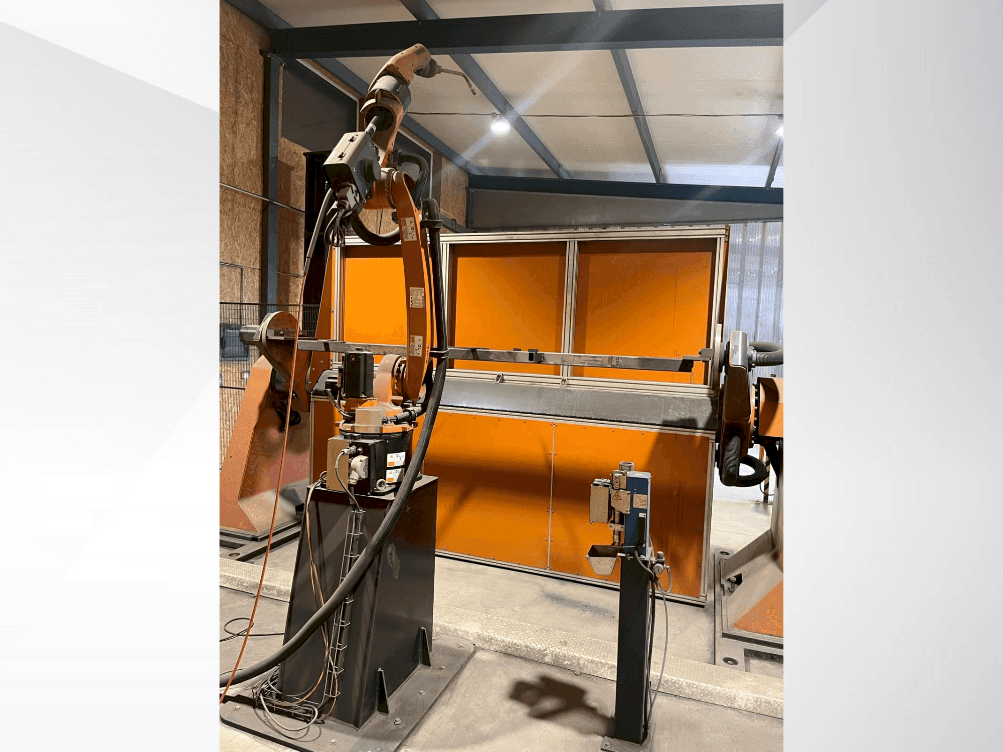 Вид станка KUKA KR8 R2100-2 arc HW спереди